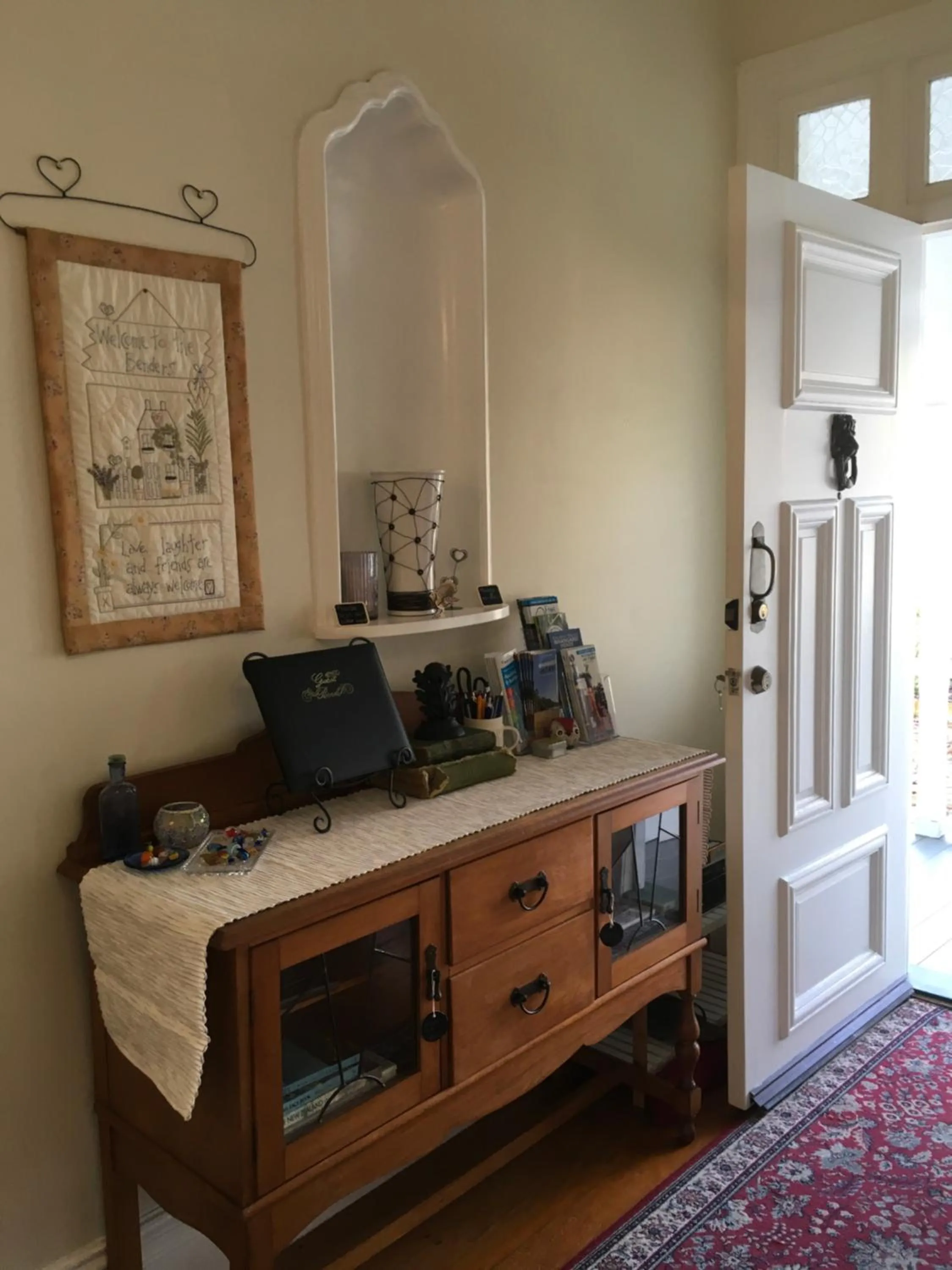 Communal lounge/ TV room, Bed in Chelsea House Bed & Breakfast