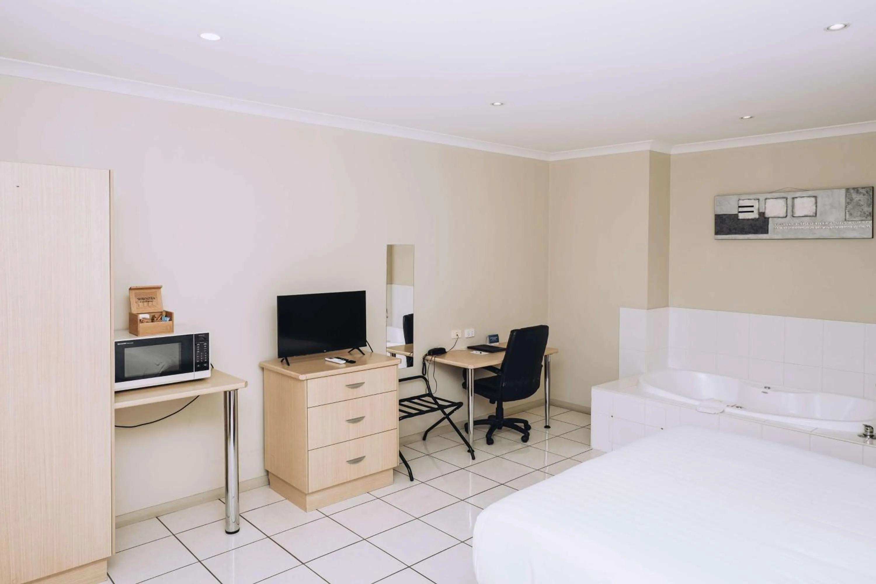 Bedroom, Bed in Best Western Chaffey Motor Inn