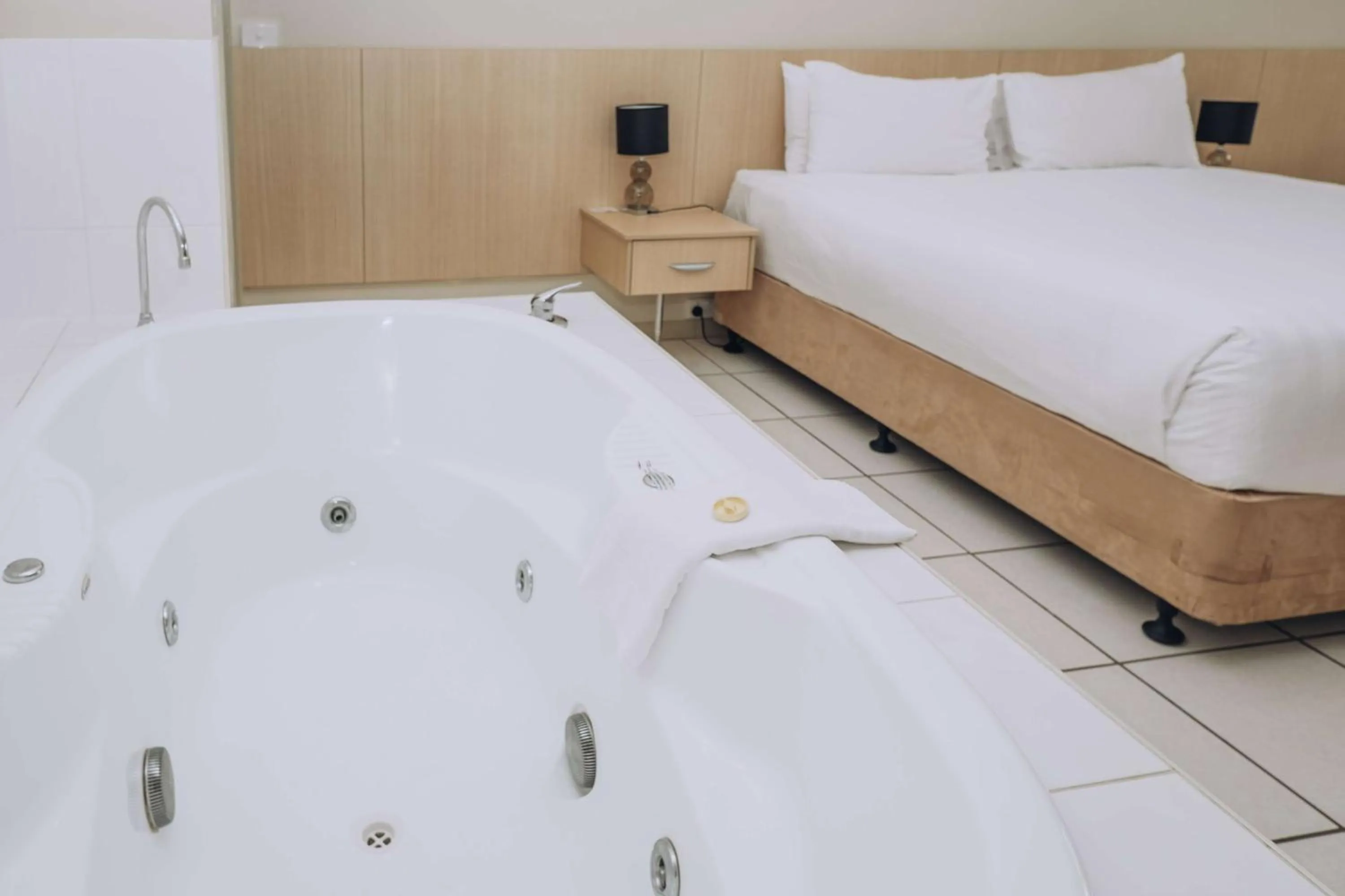 Bedroom, Bed in Best Western Chaffey Motor Inn