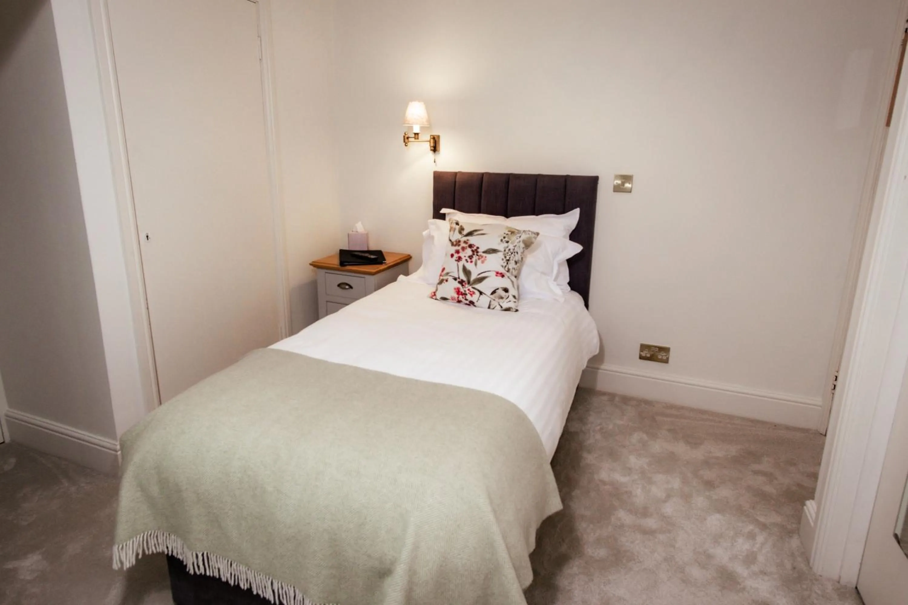 Single Room in Ravenstone Manor