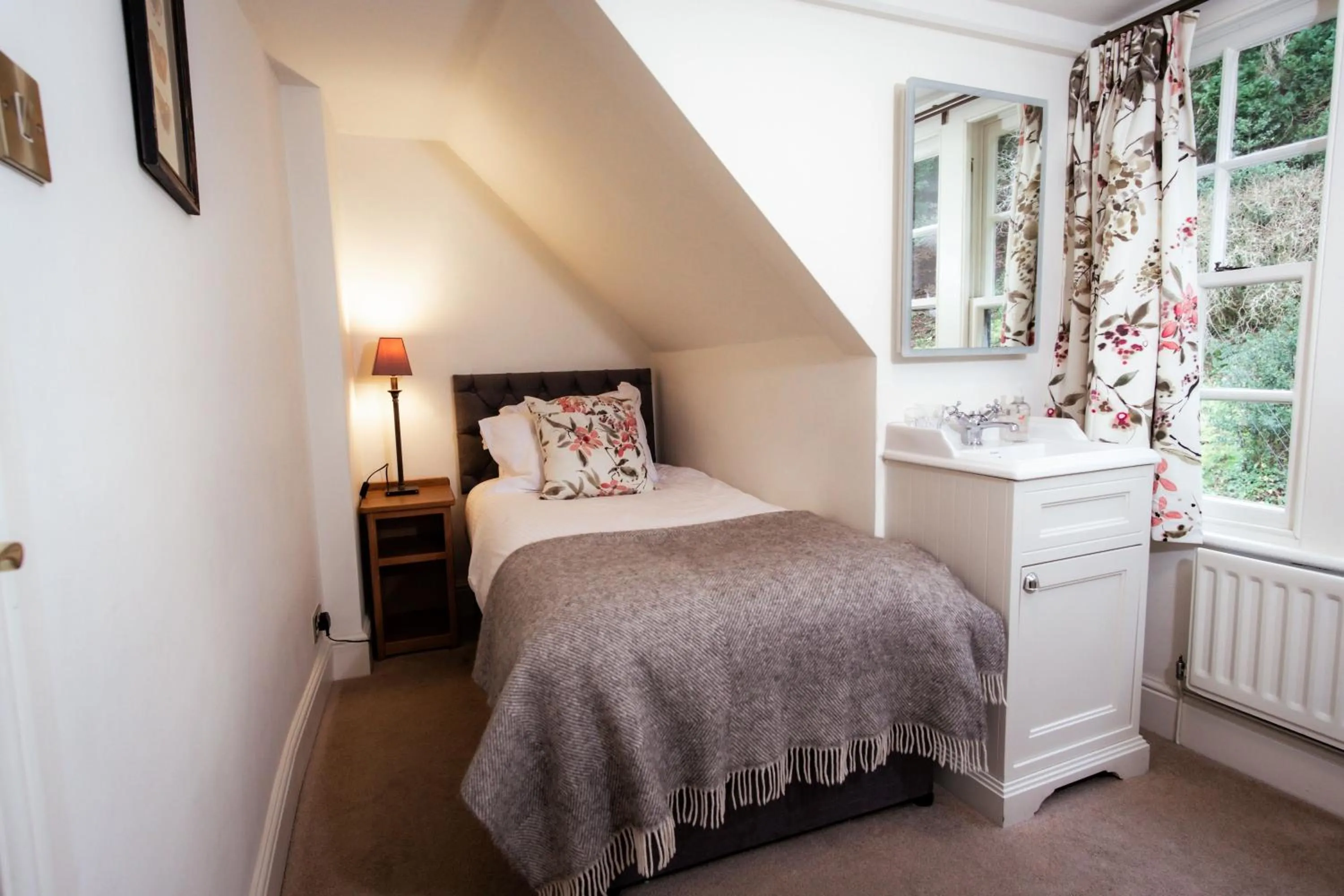 Budget Single Room in Ravenstone Manor