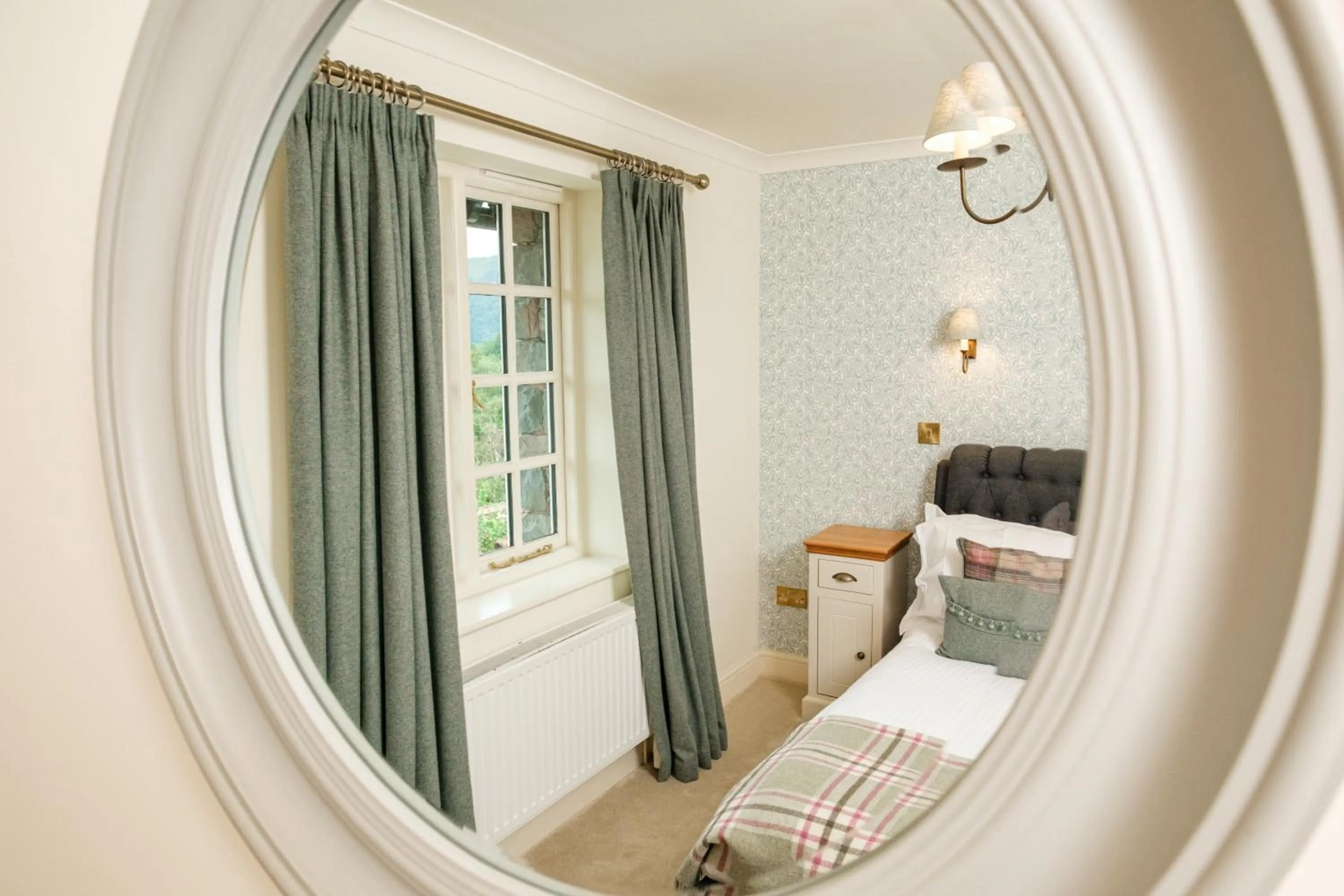 Bedroom, Bed in Ravenstone Manor