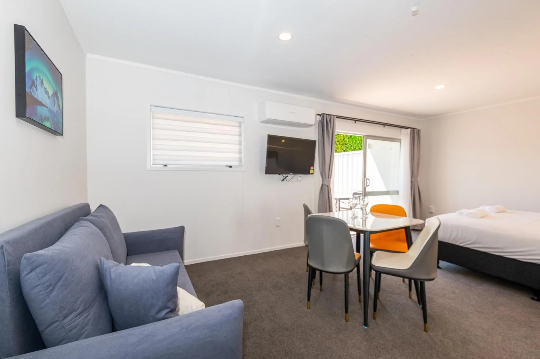 Bed in Aurora City Suites Motel