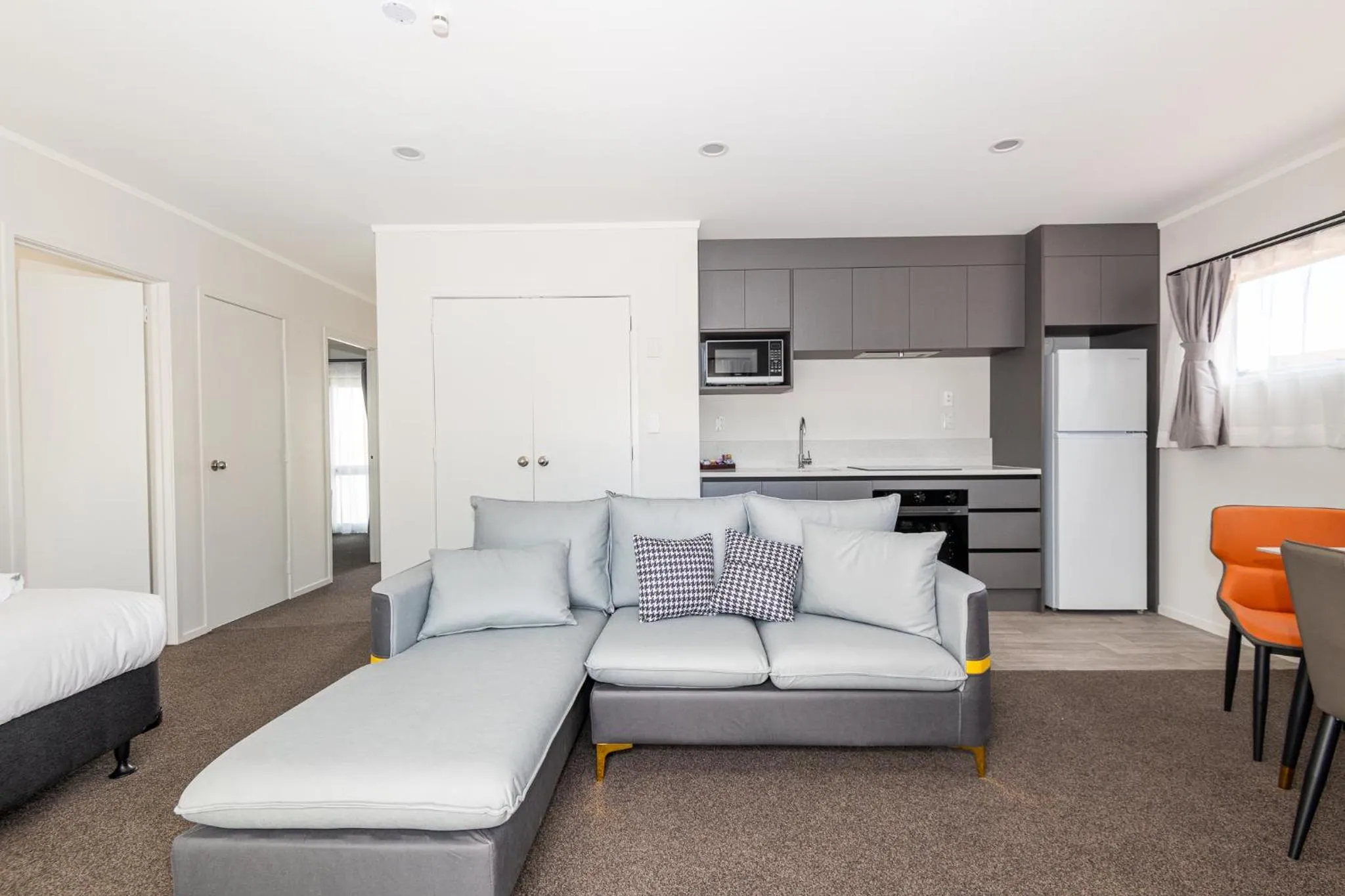 Bed in Aurora City Suites Motel