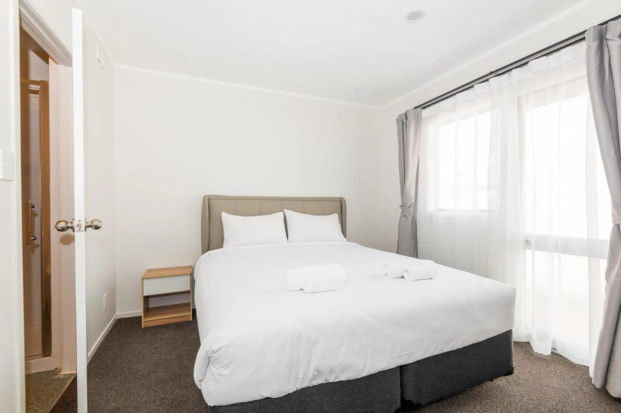 Bed in Aurora City Suites Motel