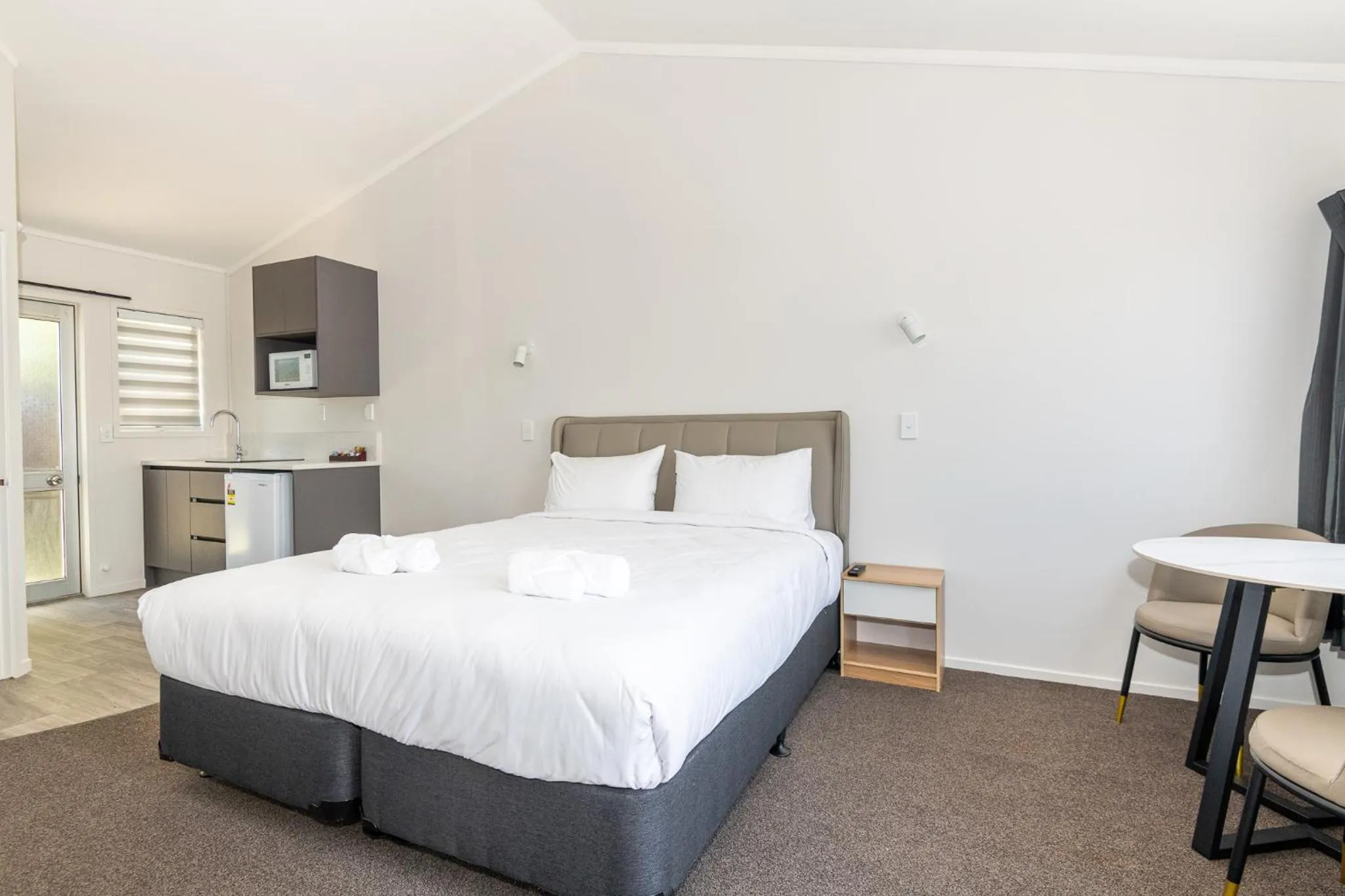 Bed in Aurora City Suites Motel