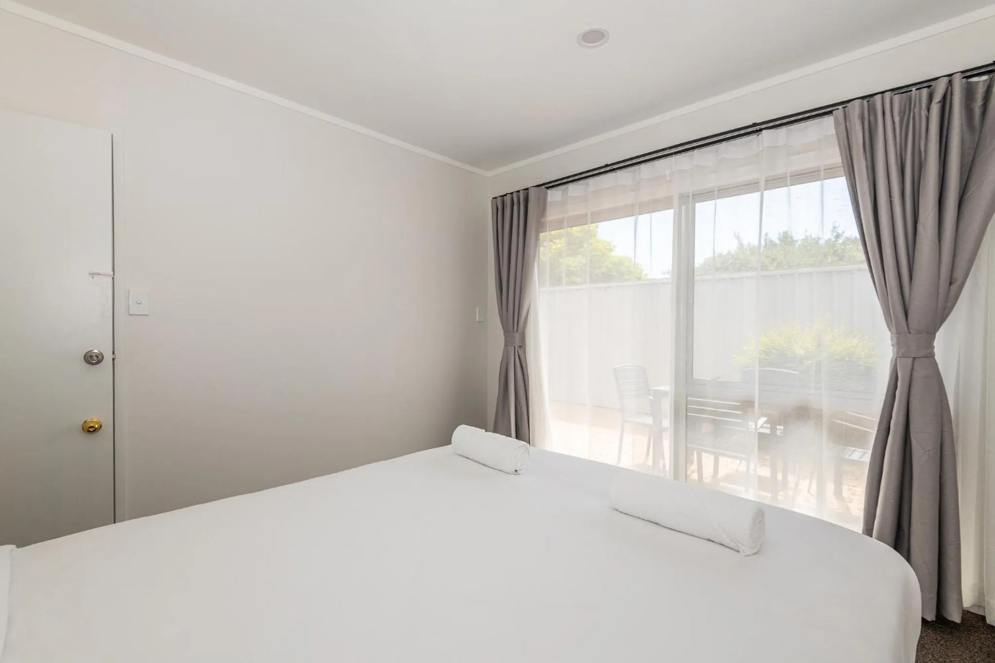 Bed in Aurora City Suites Motel