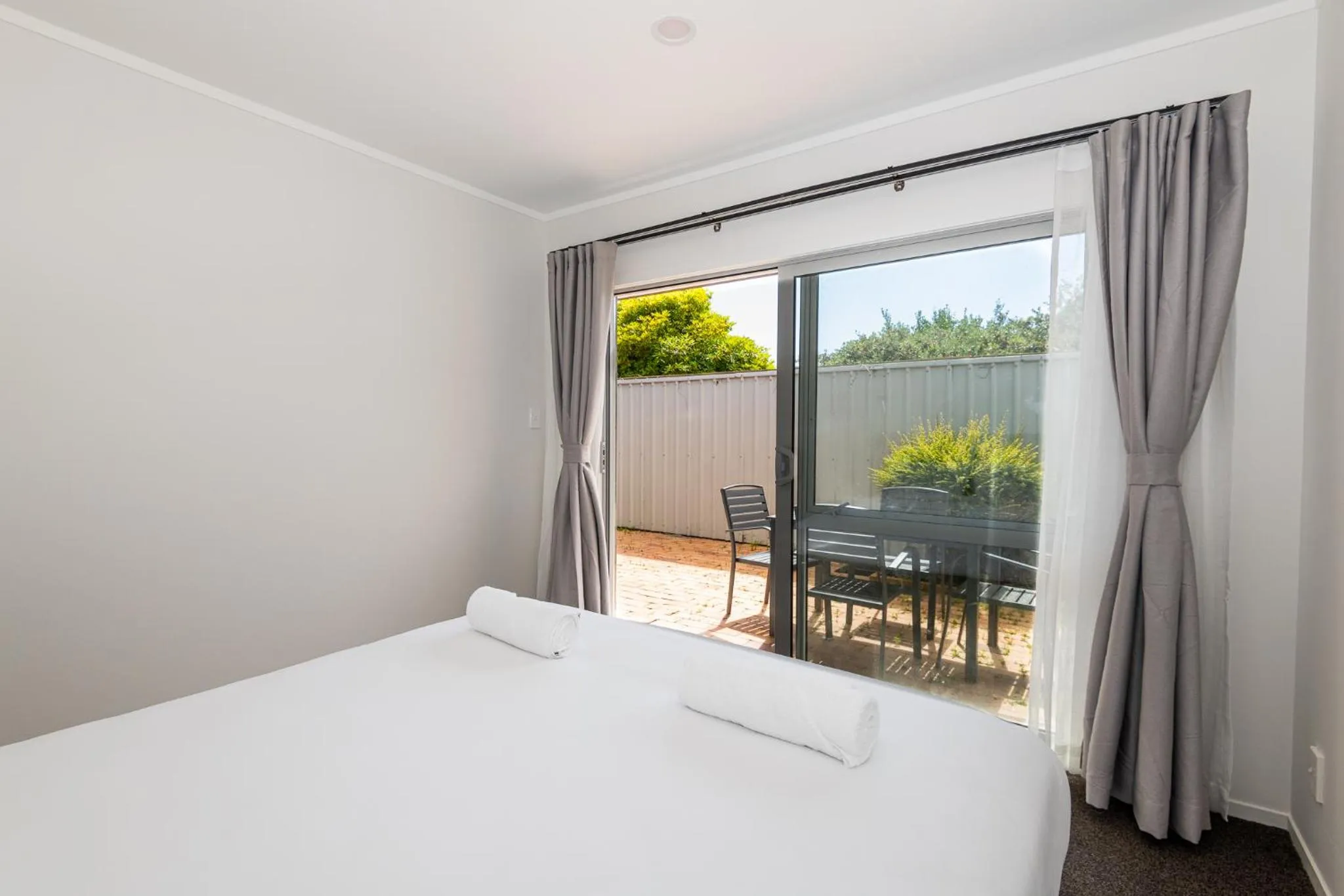 Bed in Aurora City Suites Motel