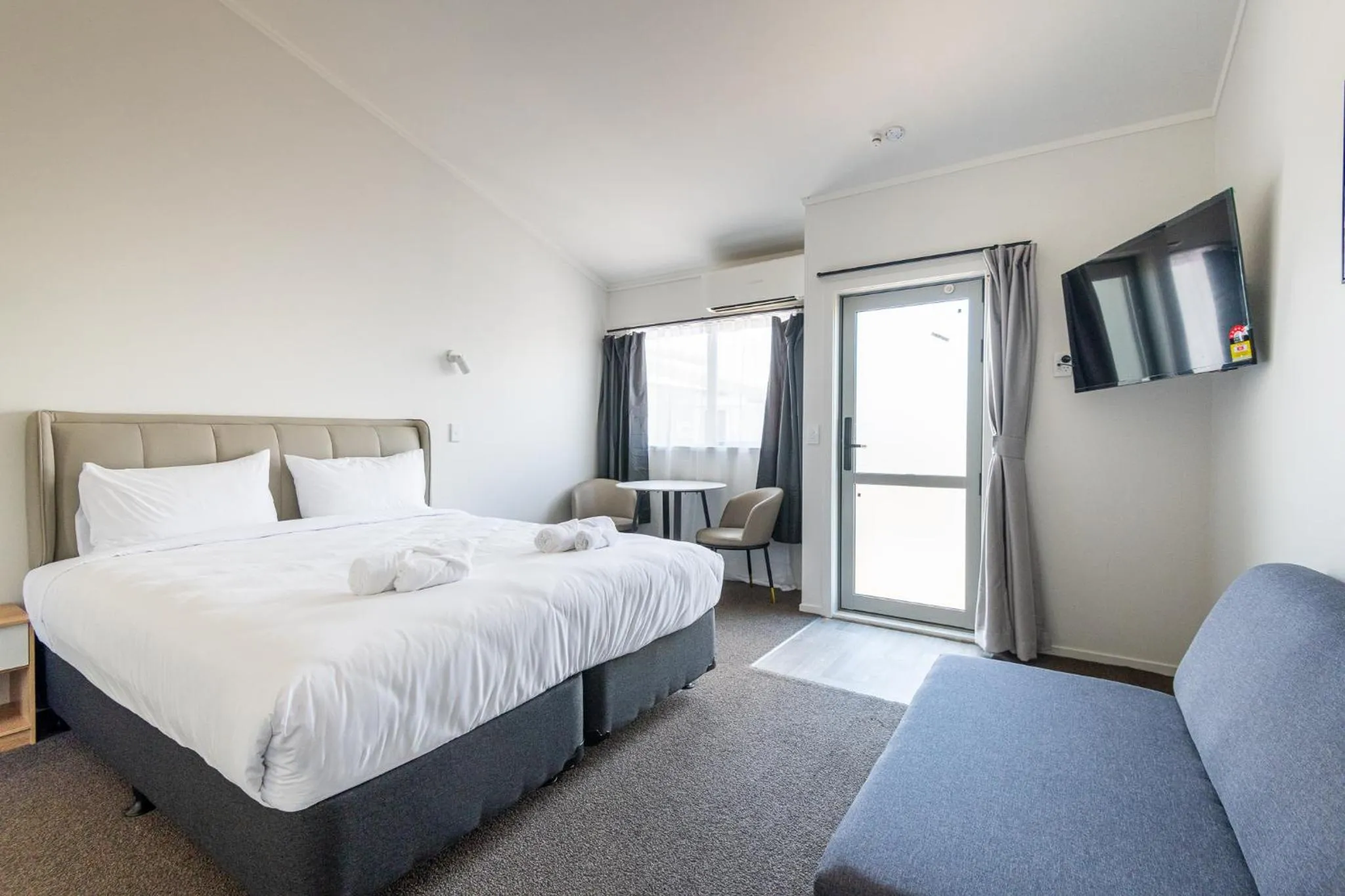 Bed in Aurora City Suites Motel