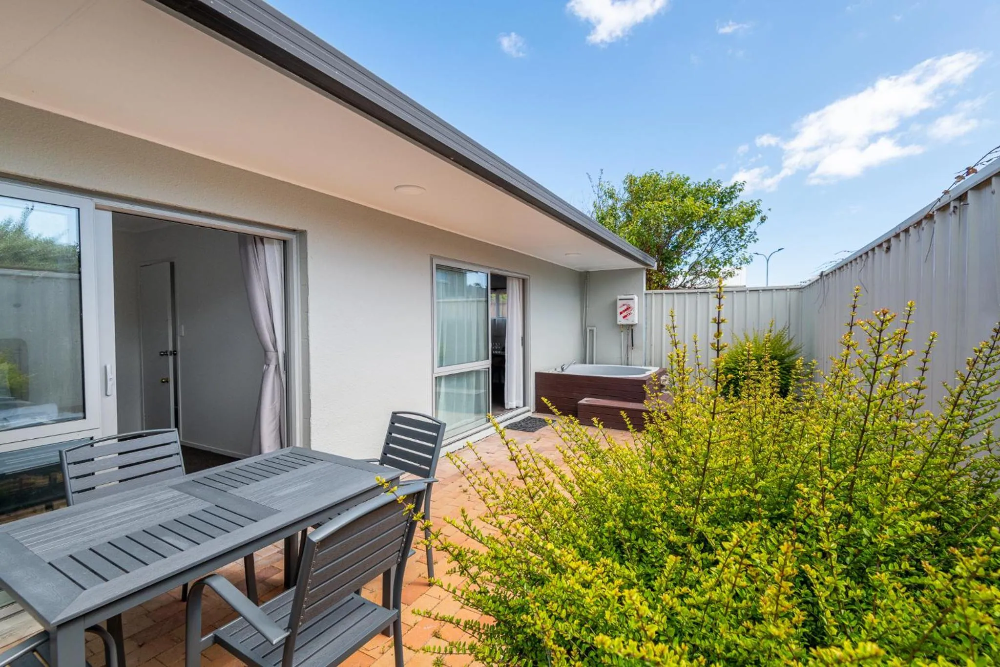 Aurora City Suites Motel