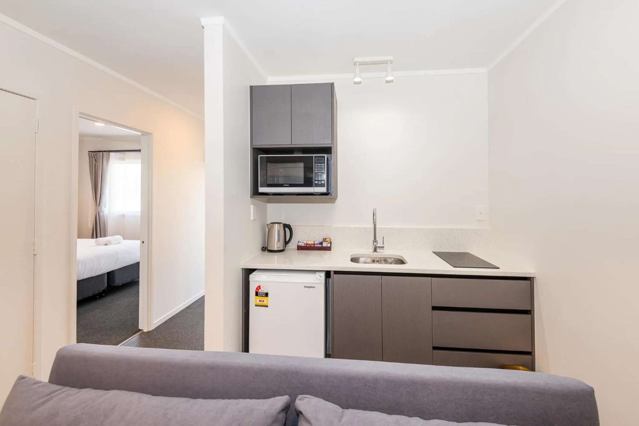 Bed in Aurora City Suites Motel