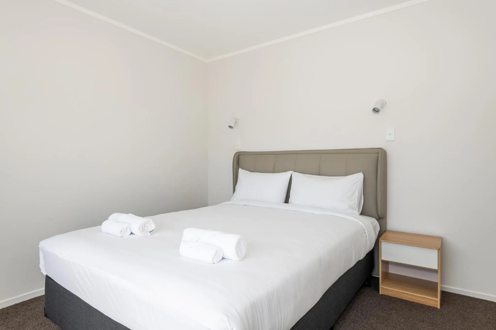 Bed in Aurora City Suites Motel