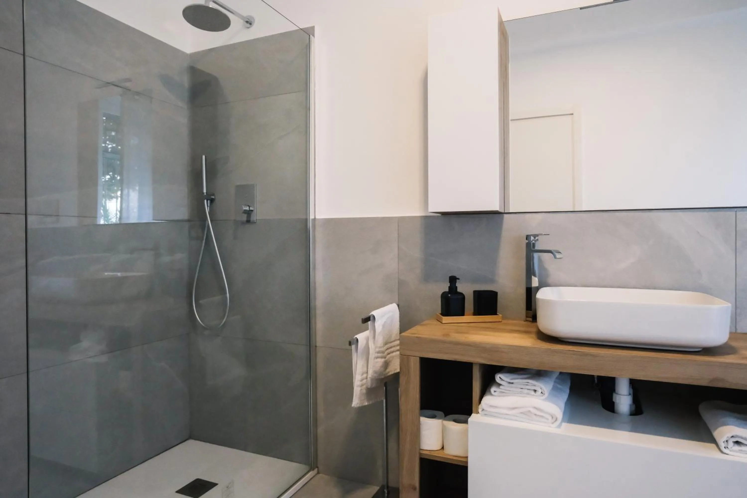 Shower in Flora Inn, Scotti's House - Due passi in centro