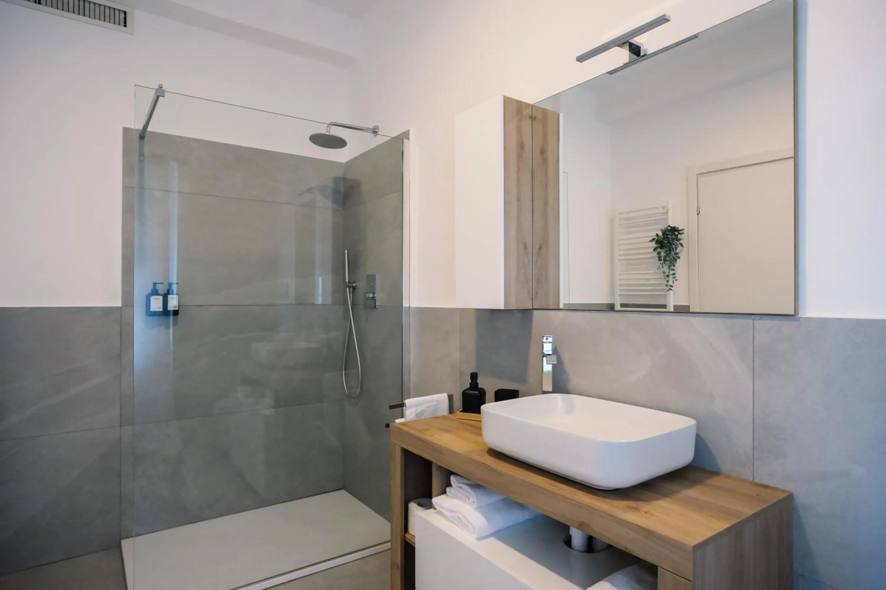 Shower in Flora Inn, Scotti's House - Due passi in centro