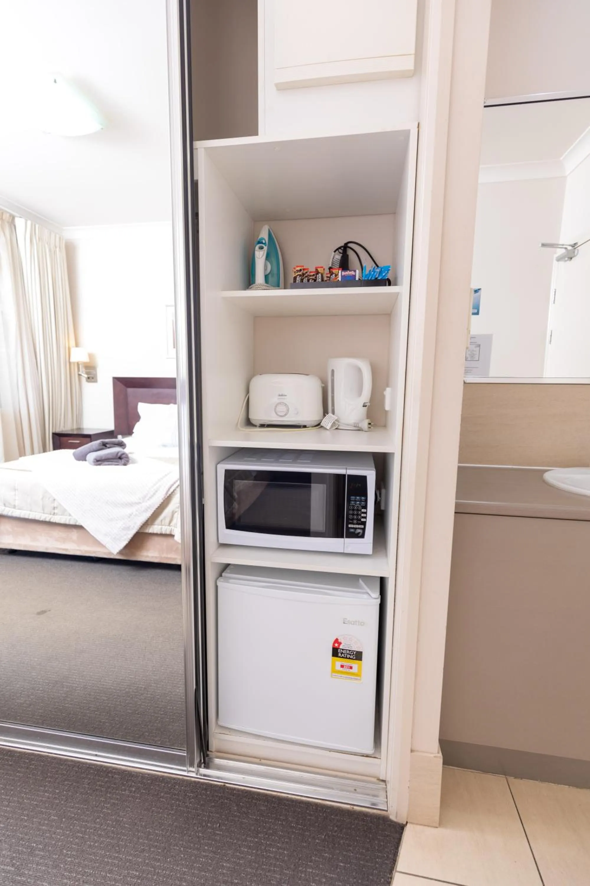 Kitchen or kitchenette, Bed in Highfields Motel Toowoomba