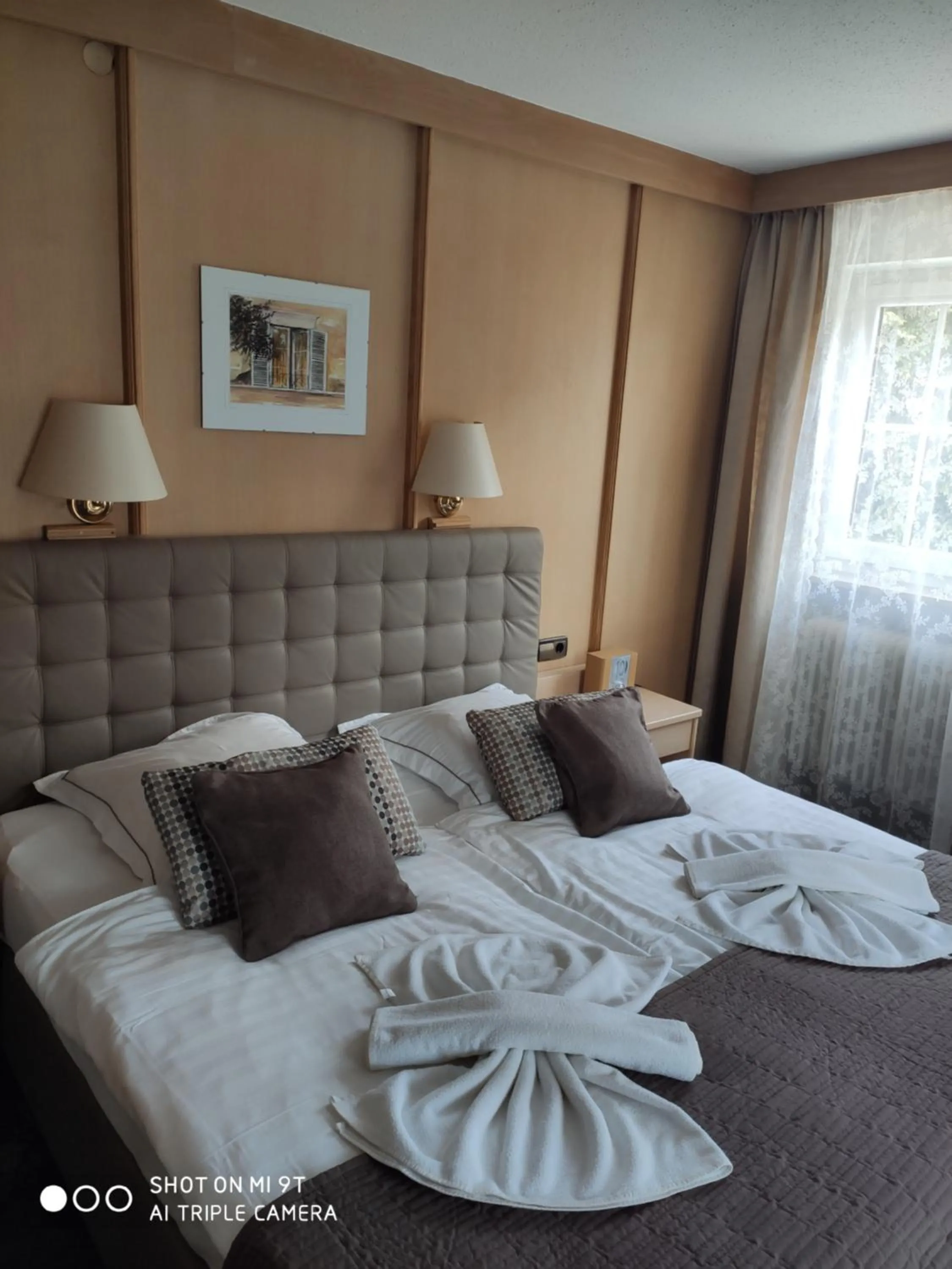 Bed in Hotel-Restaurant Zum Hirschhaus Inklusiv Chiemgaukarte