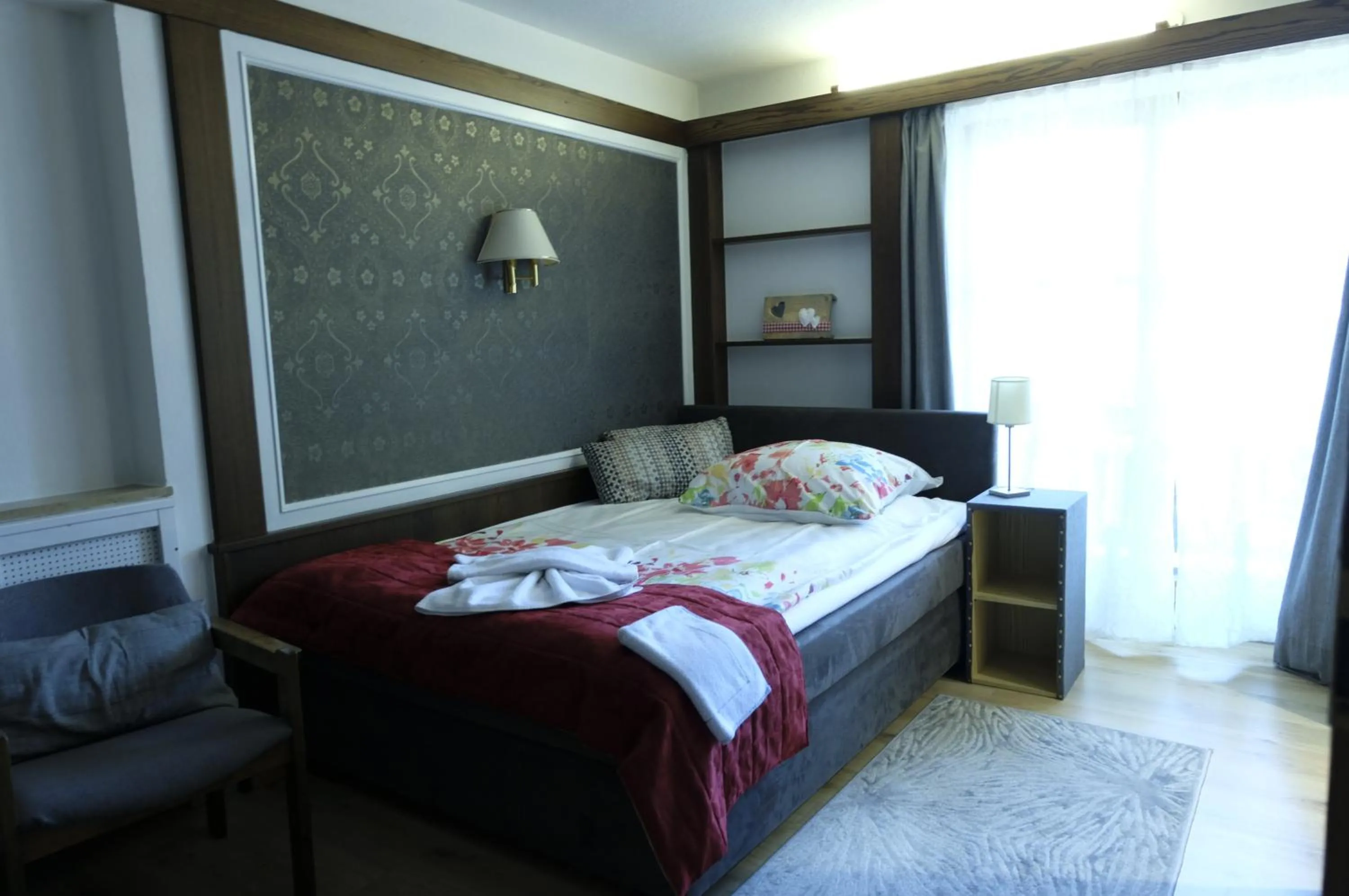 Bed in Hotel-Restaurant Zum Hirschhaus Inklusiv Chiemgaukarte