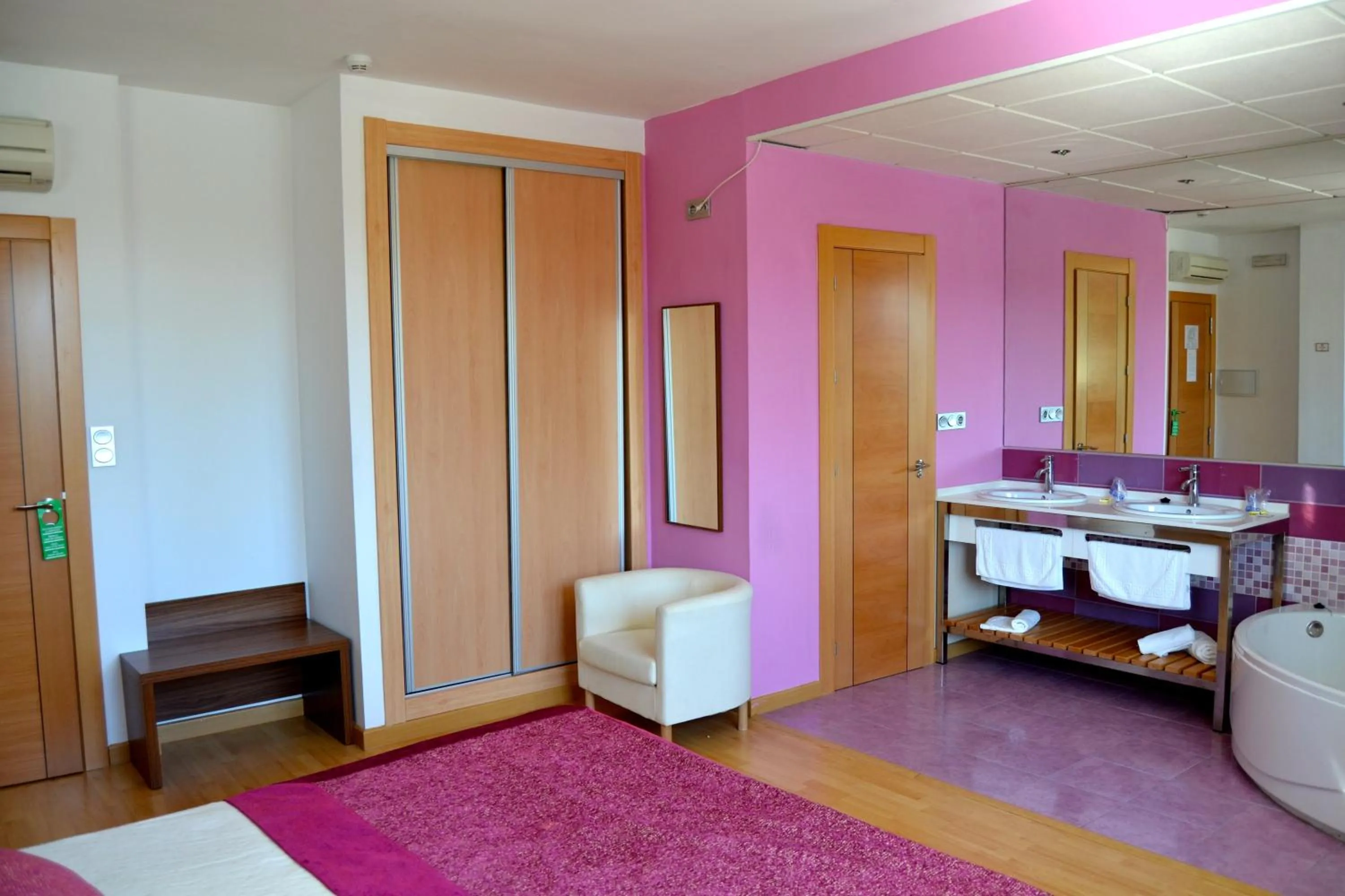 Photo of the whole room, Bed in Hotel El Cruce Moraleda