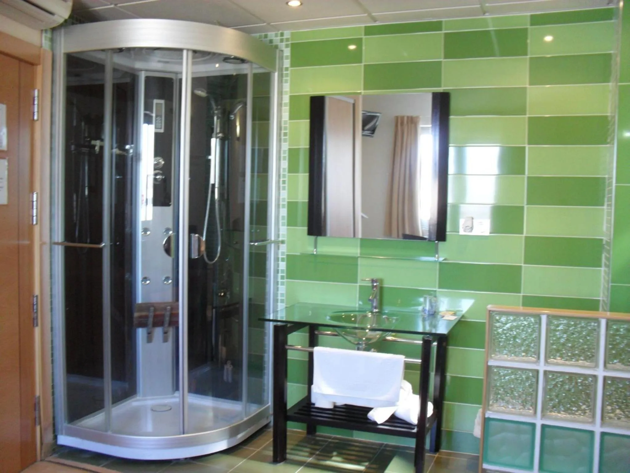 Bathroom in Hotel El Cruce Moraleda