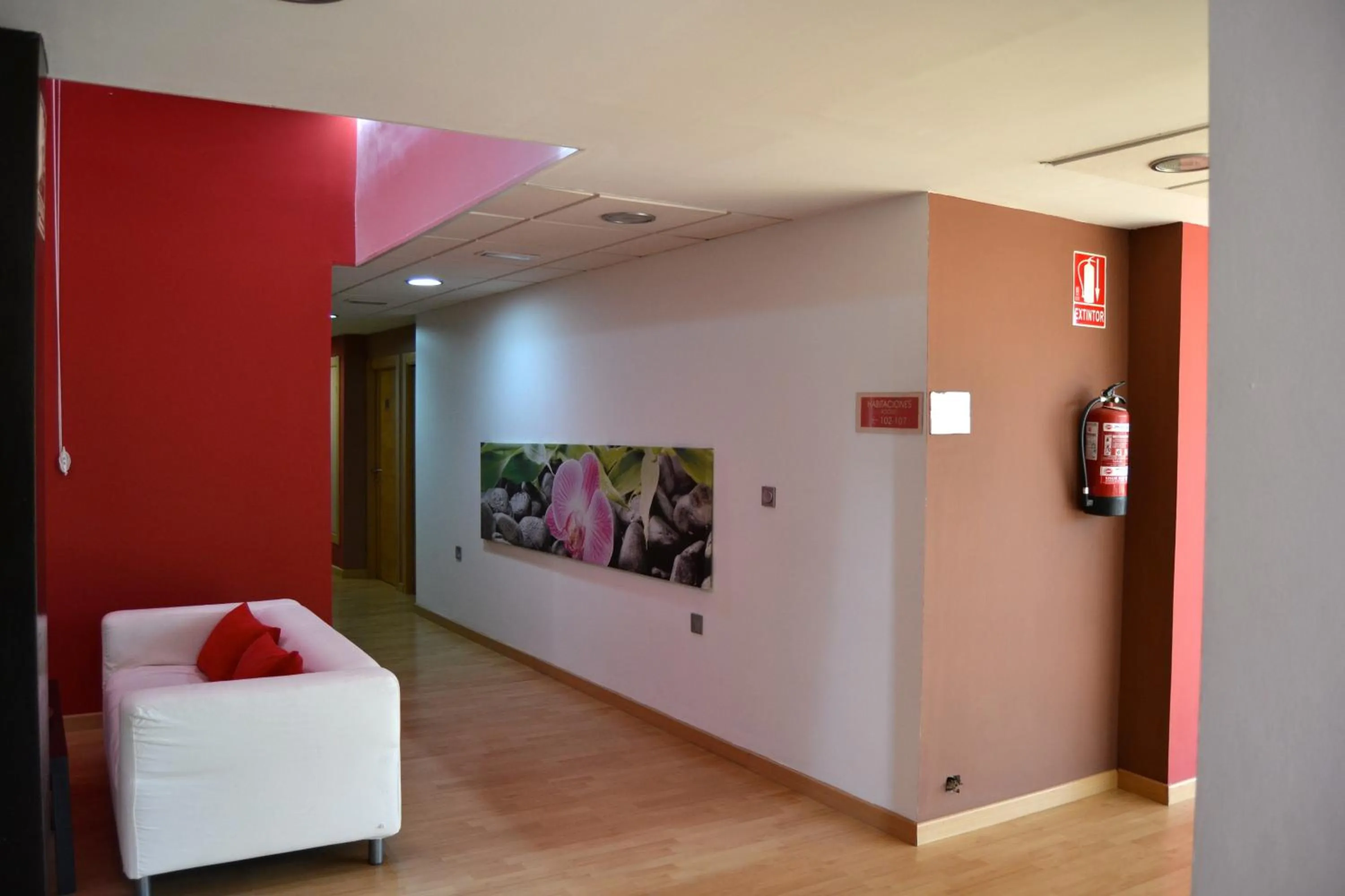 Lobby or reception, Bed in Hotel El Cruce Moraleda