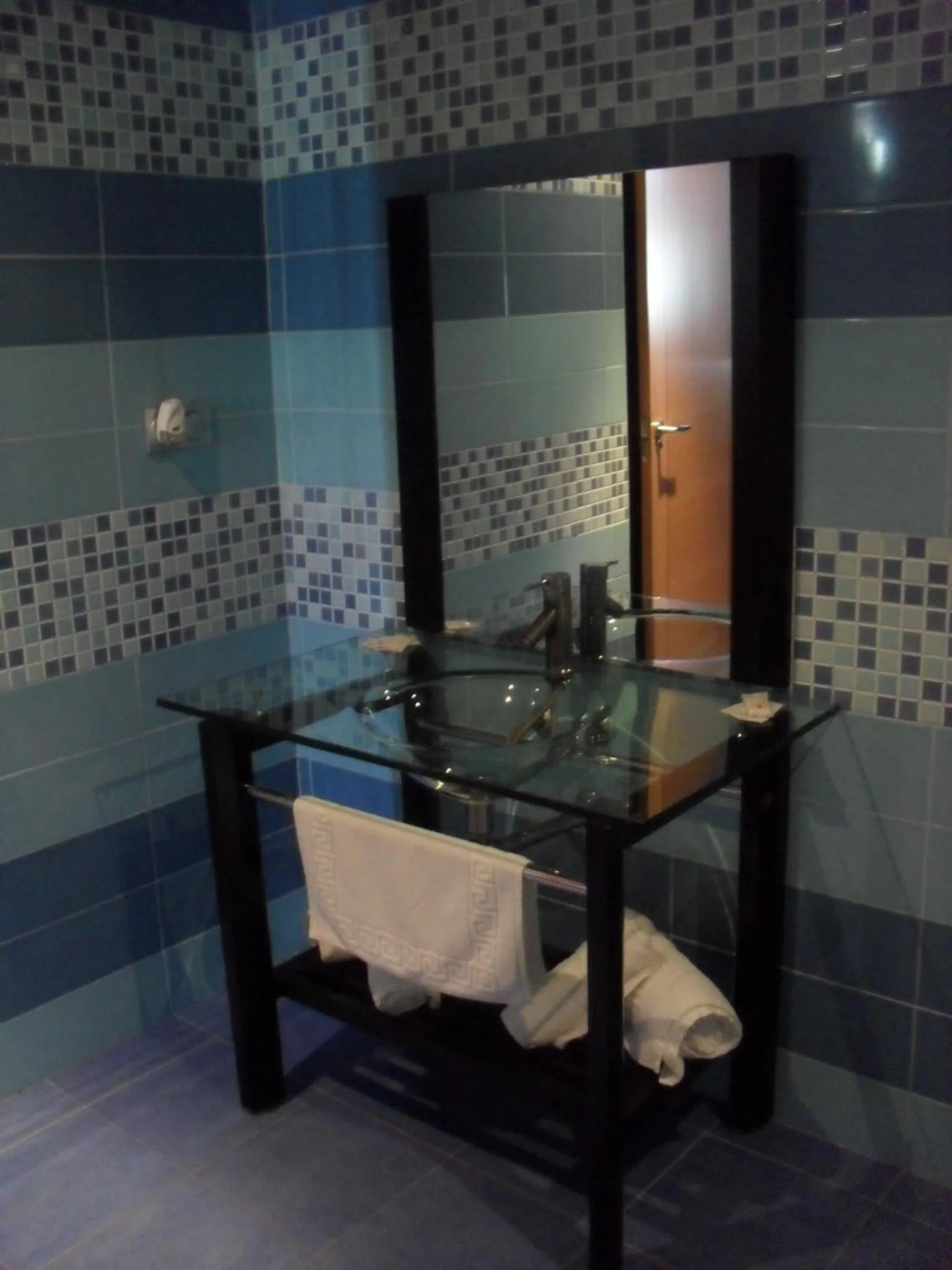 Bathroom, Bed in Hotel El Cruce Moraleda