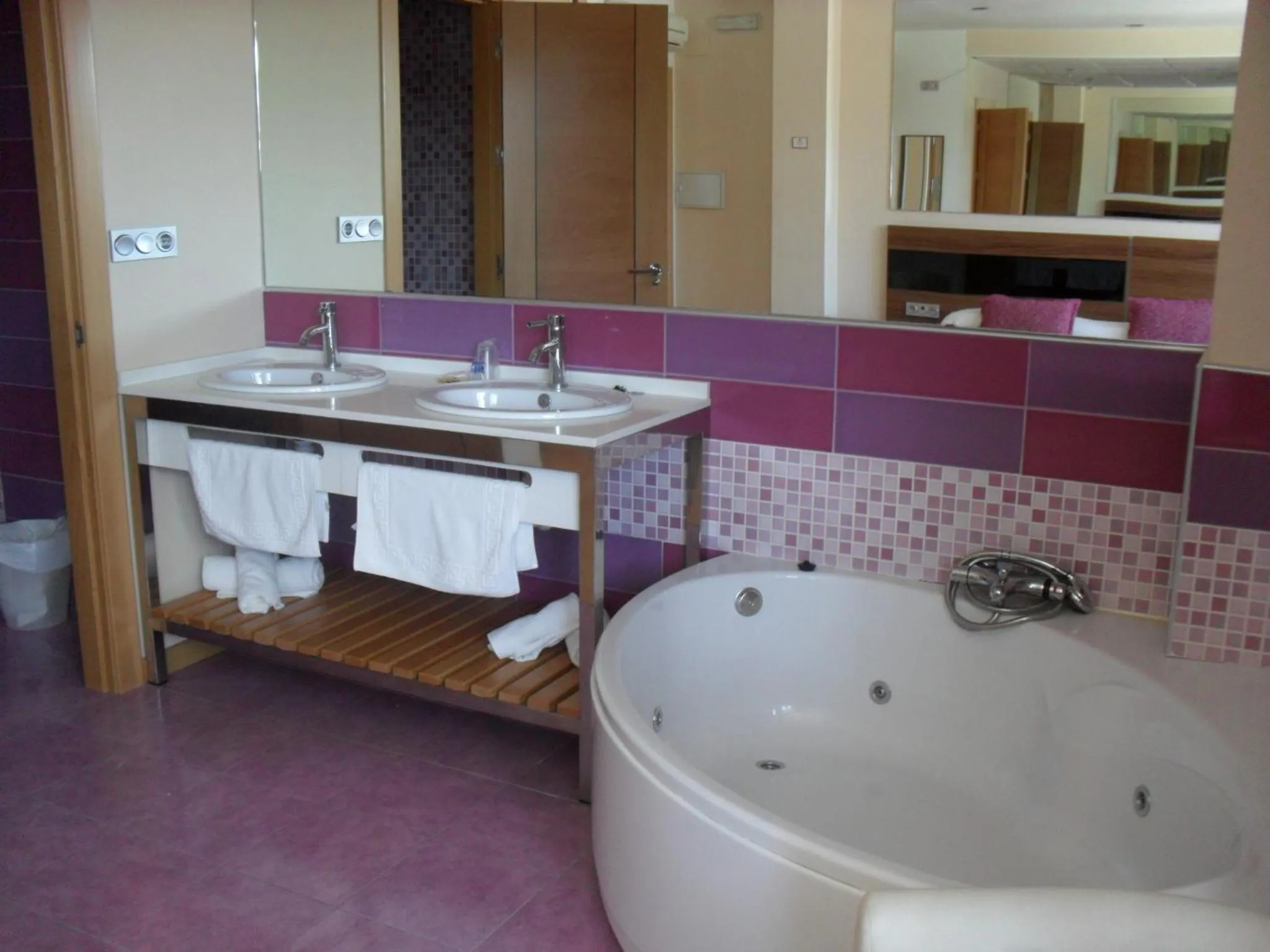 Bathroom in Hotel El Cruce Moraleda