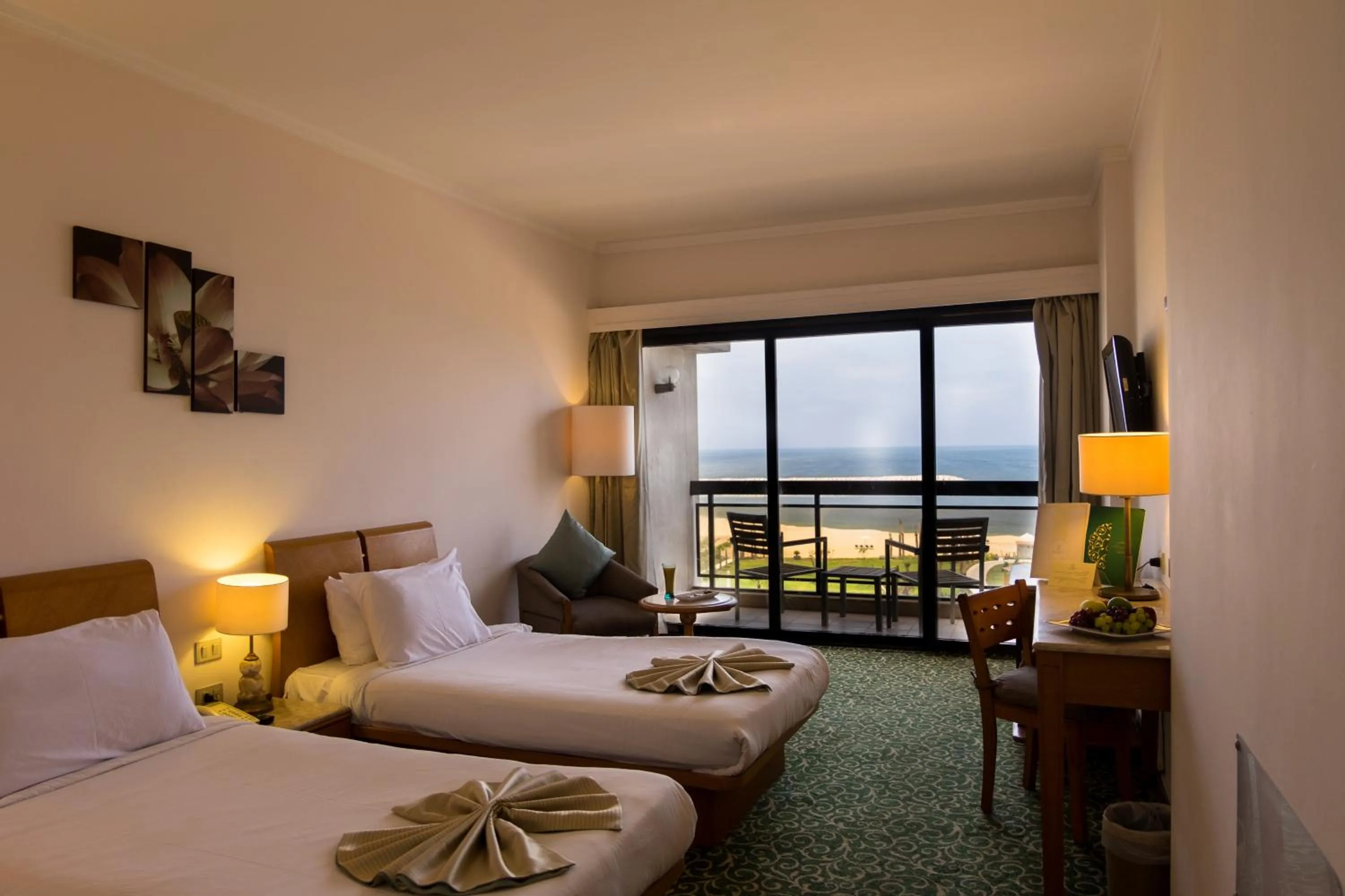 Balcony/Terrace, Bed in Plaza Hotel Alexandria