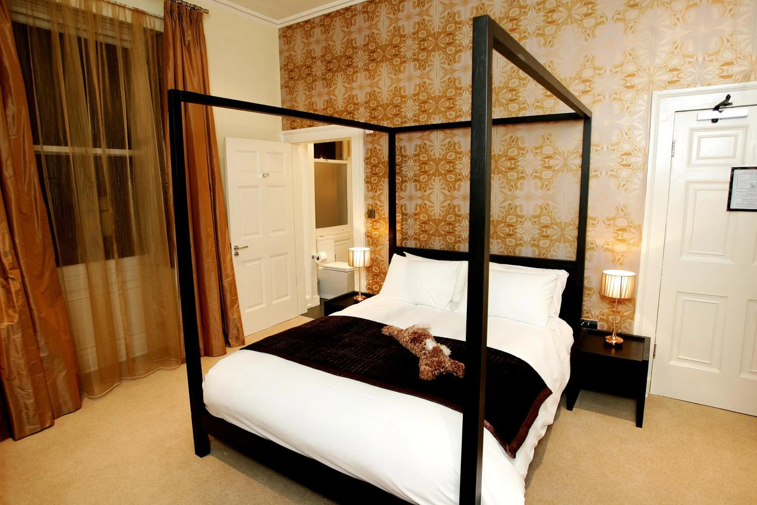 Photo of the whole room, Bed in Boutique 25