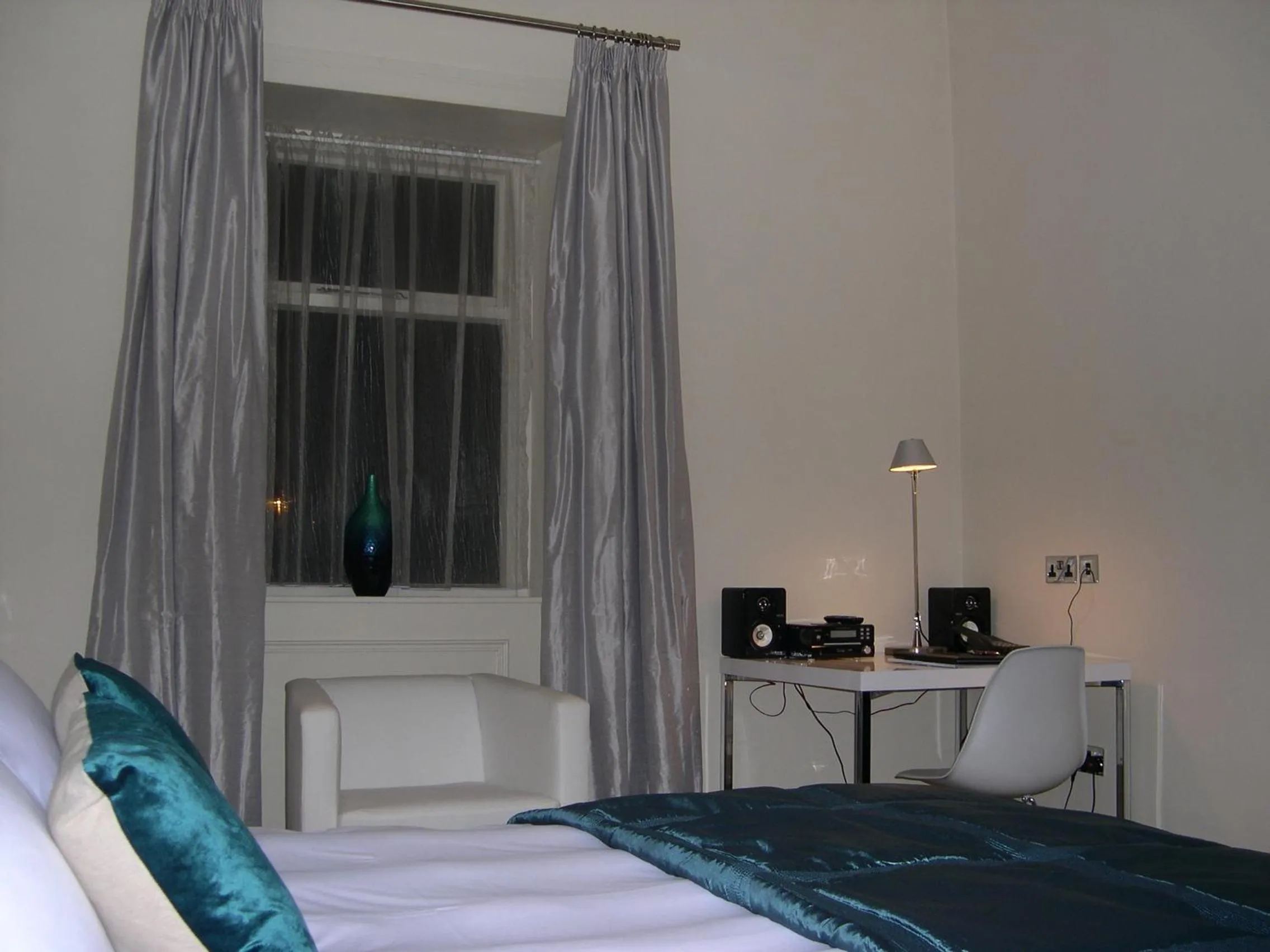 Photo of the whole room, Bed in Boutique 25