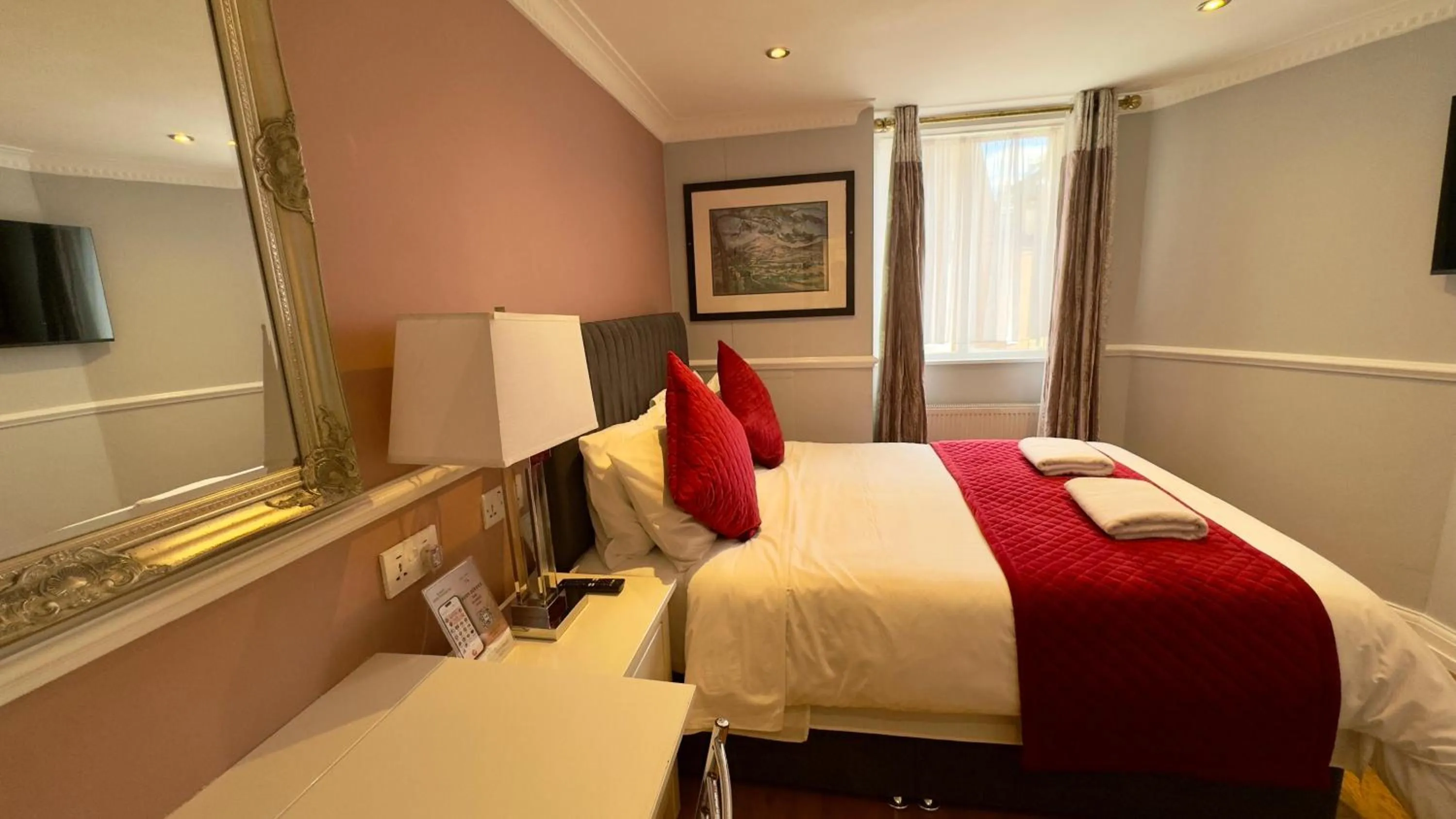 Bed in Classic Hyde Park Hotel