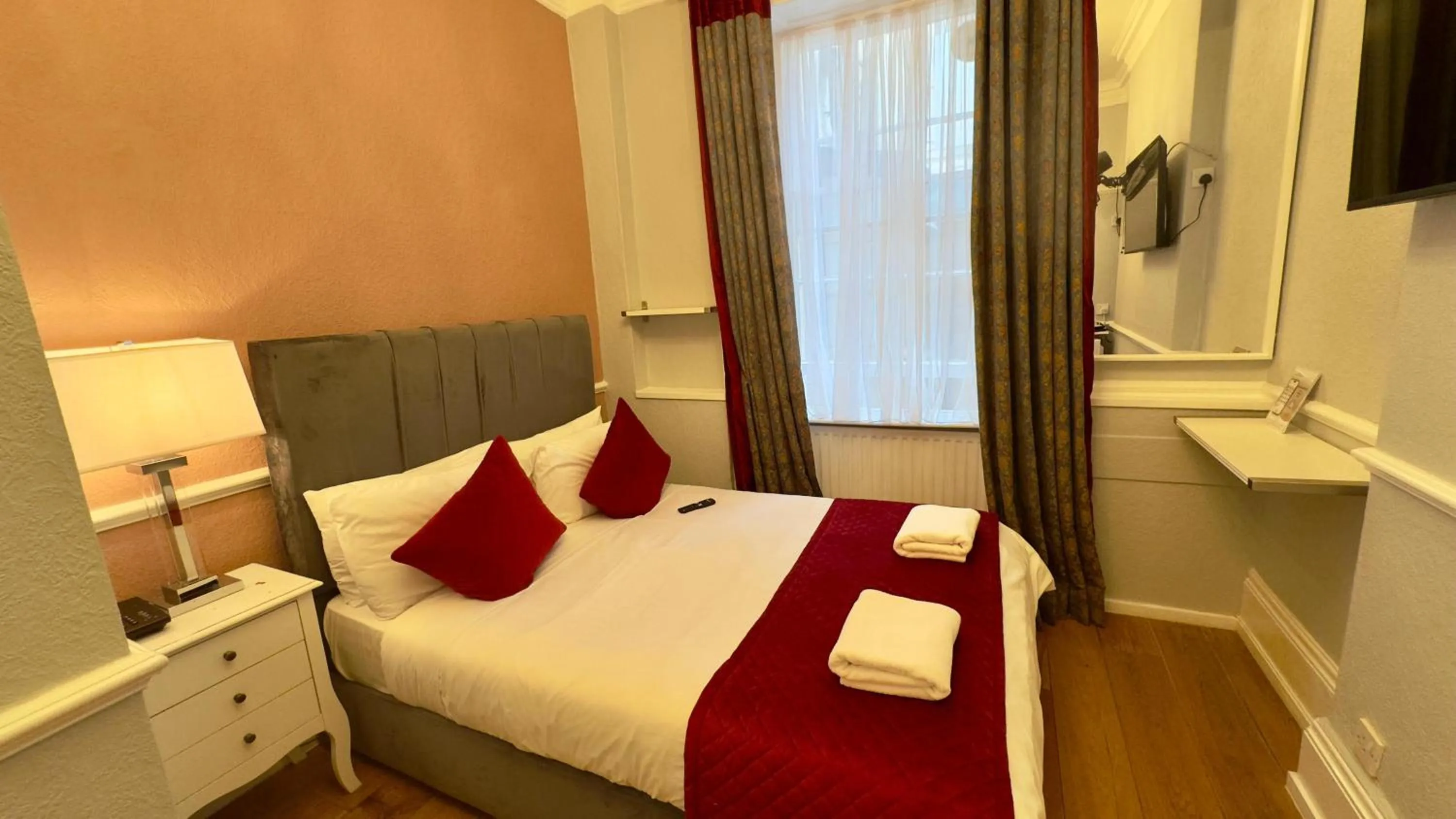 Bed in Classic Hyde Park Hotel