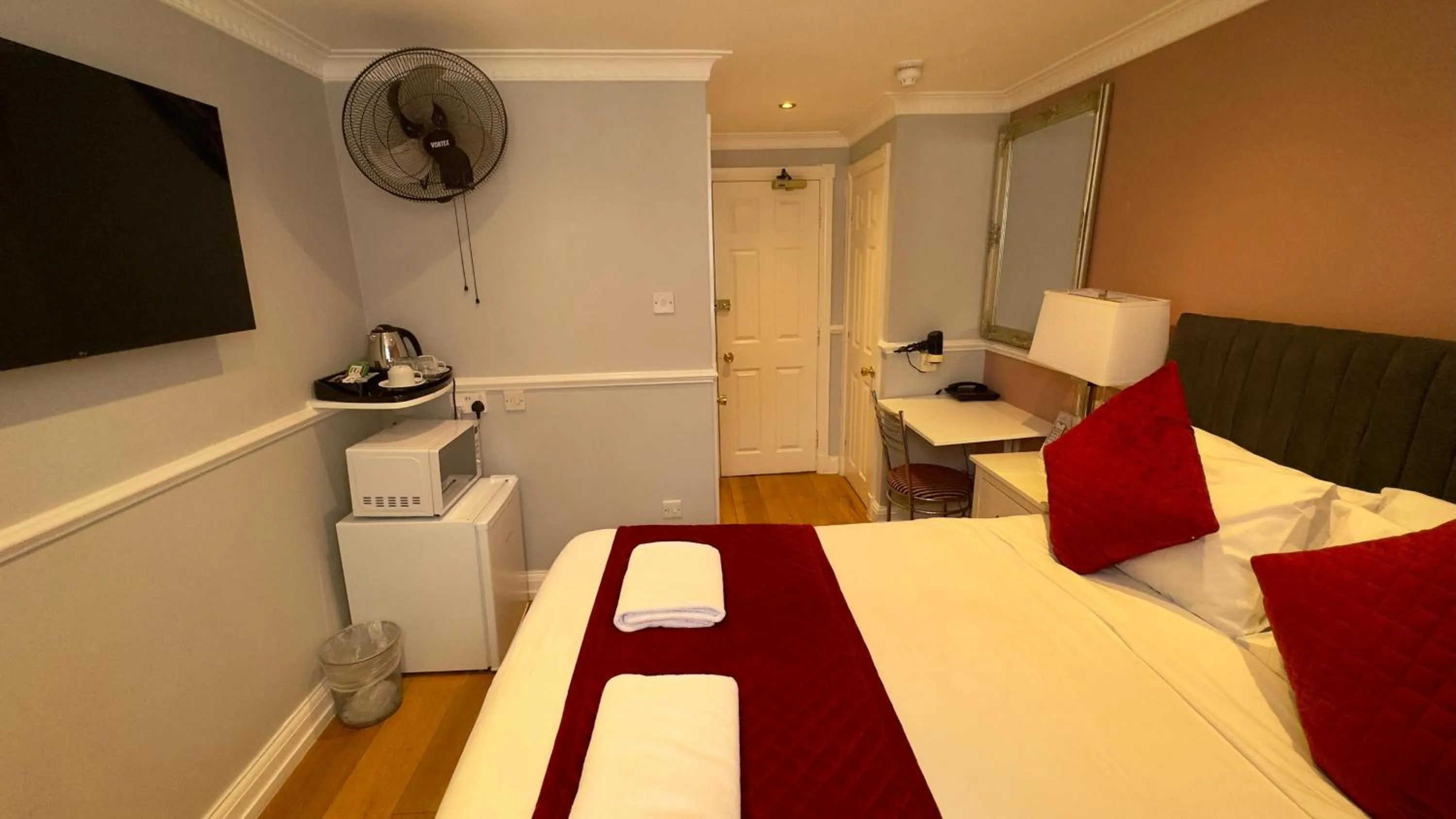 Bed in Classic Hyde Park Hotel