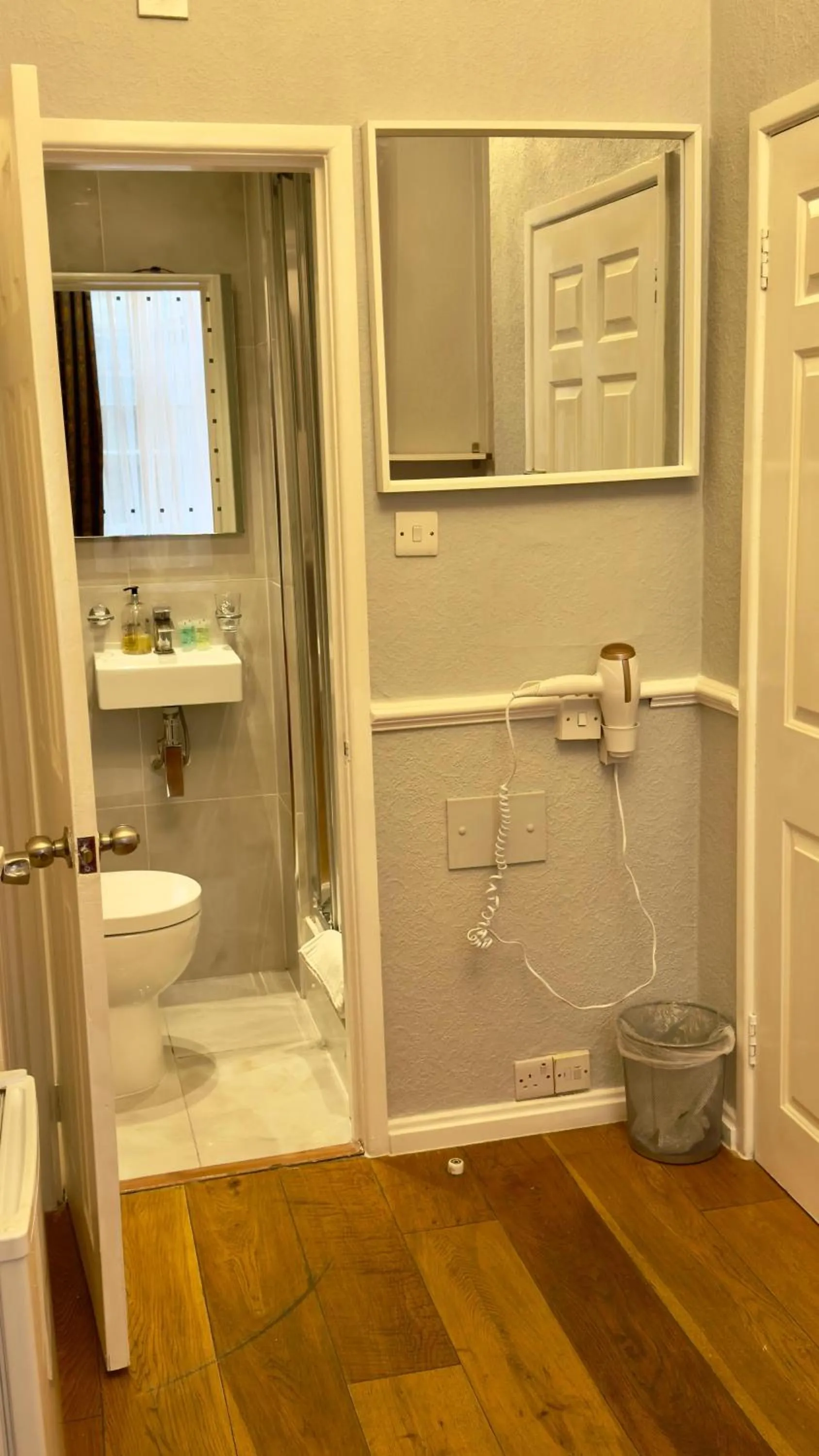 Shower in Classic Hyde Park Hotel