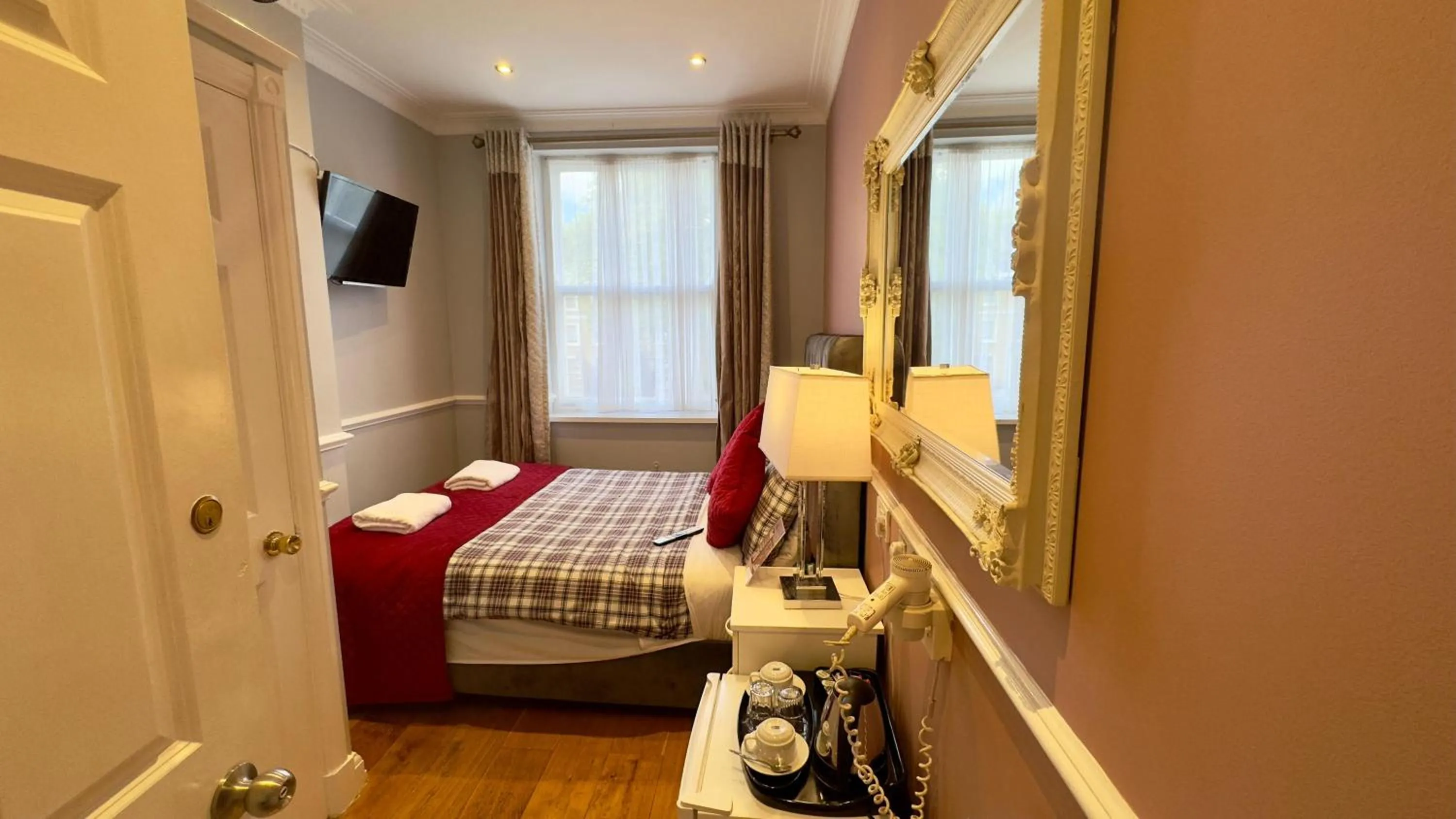 Bed in Classic Hyde Park Hotel