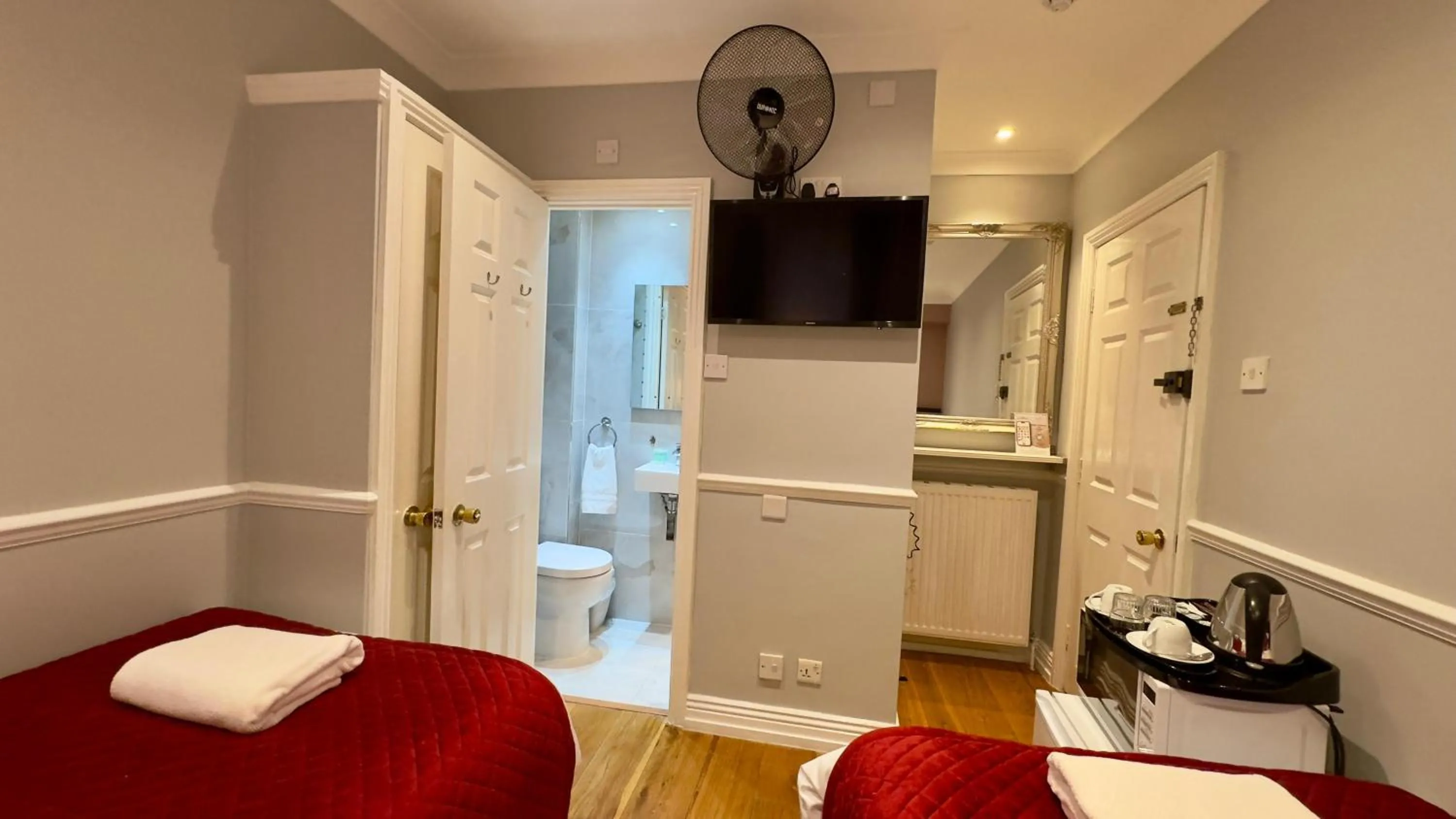 Bed in Classic Hyde Park Hotel