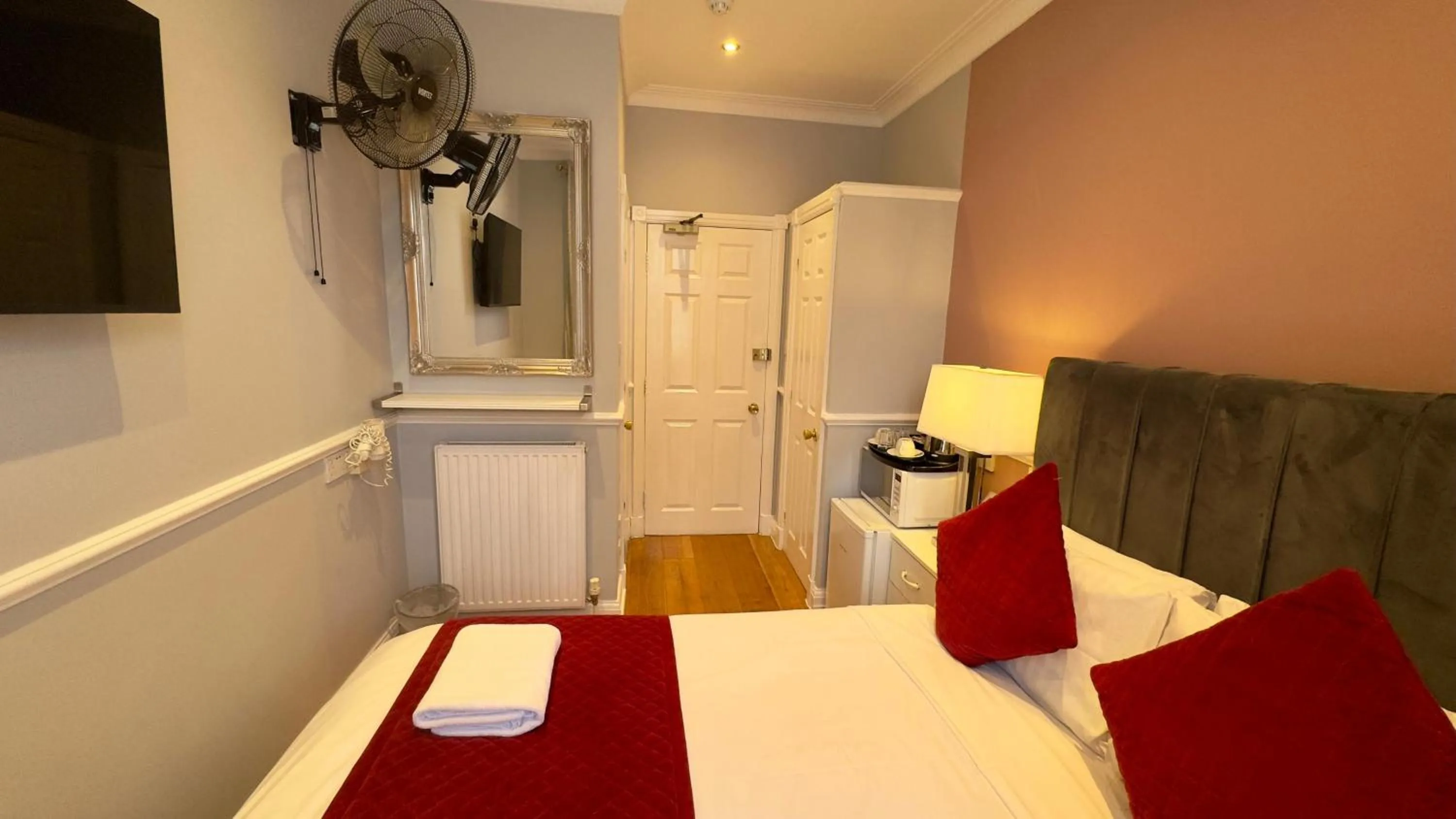 Bed in Classic Hyde Park Hotel