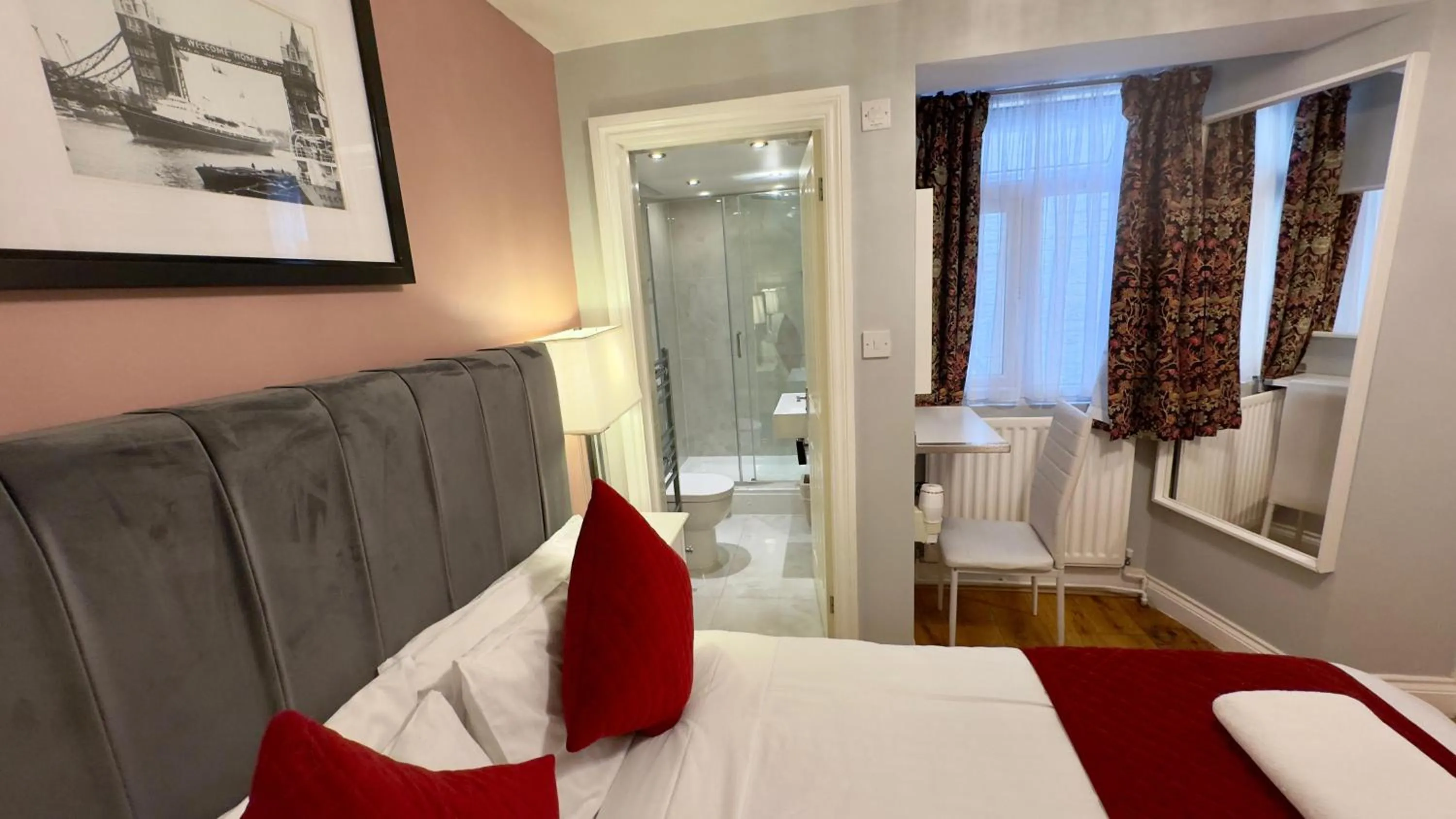 Bed in Classic Hyde Park Hotel