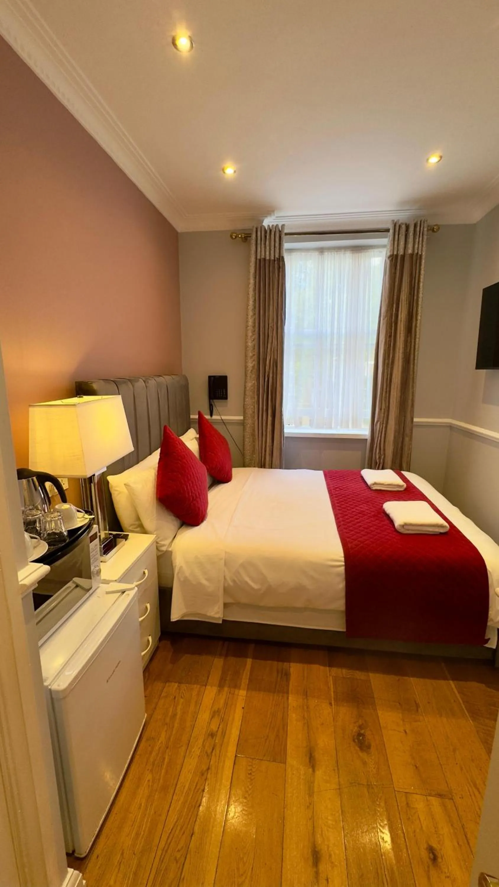 Bed in Classic Hyde Park Hotel