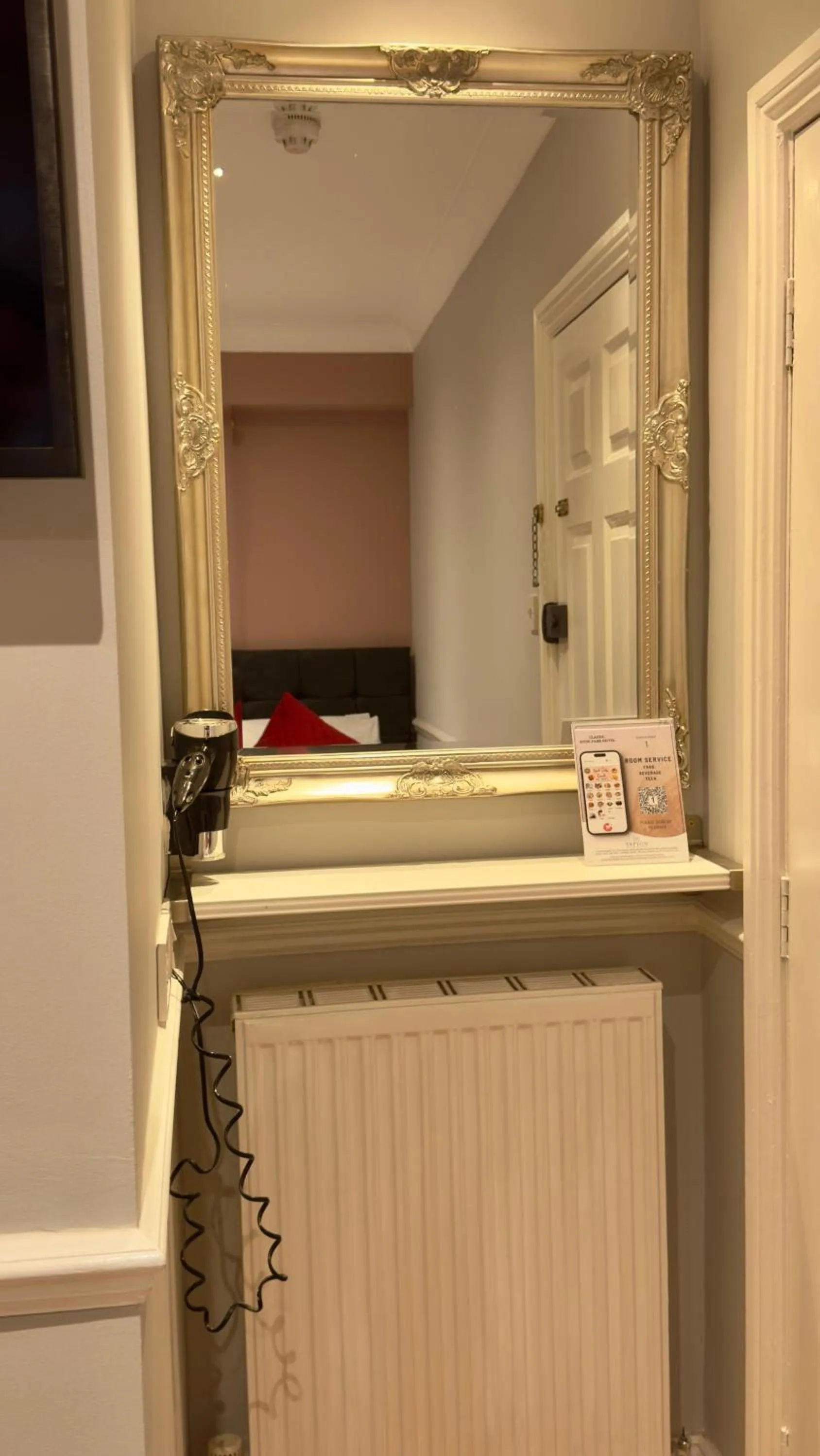 Bed in Classic Hyde Park Hotel