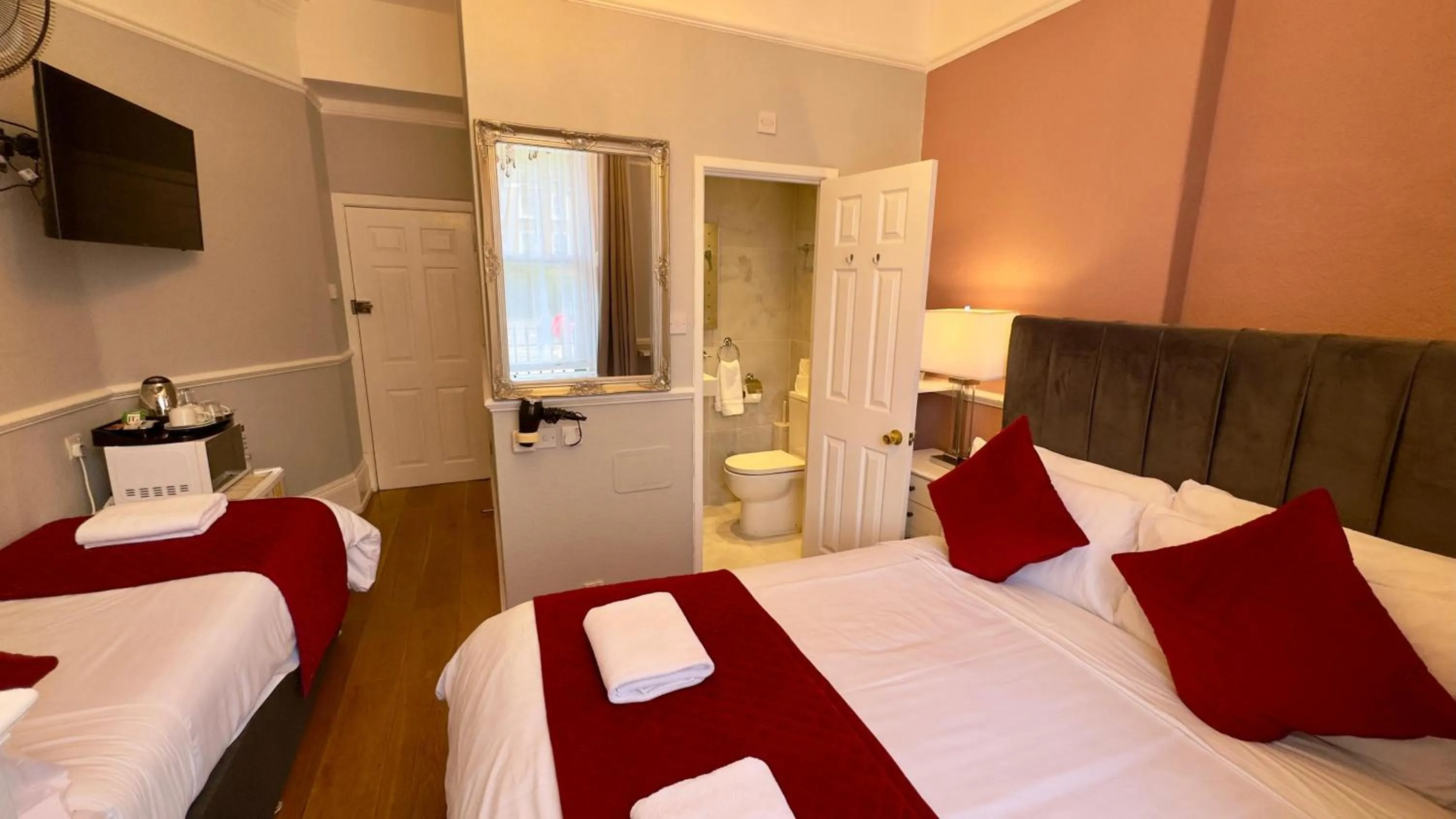 Bed in Classic Hyde Park Hotel