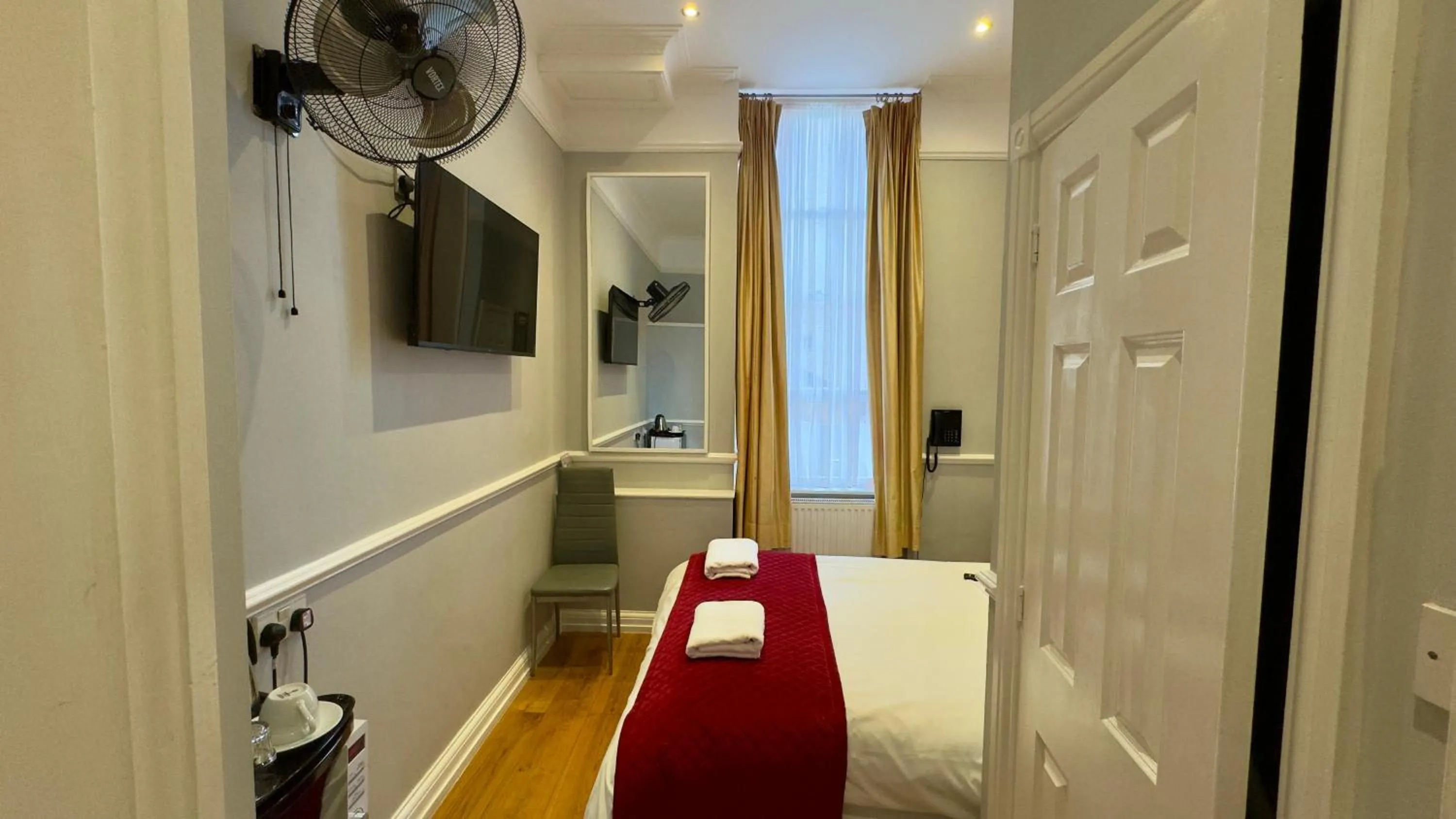 Bed in Classic Hyde Park Hotel