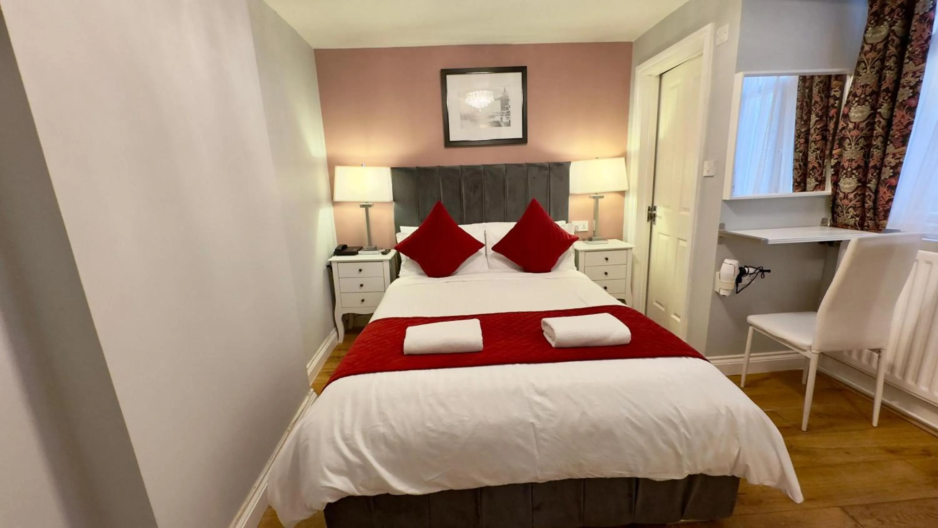 Bed in Classic Hyde Park Hotel