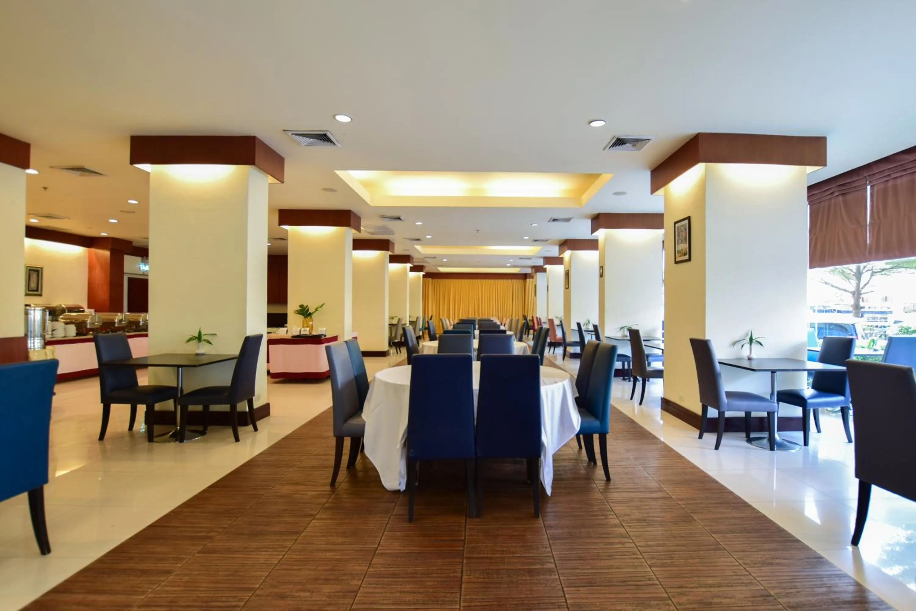 Restaurant/places to eat in The Color Living Hotel