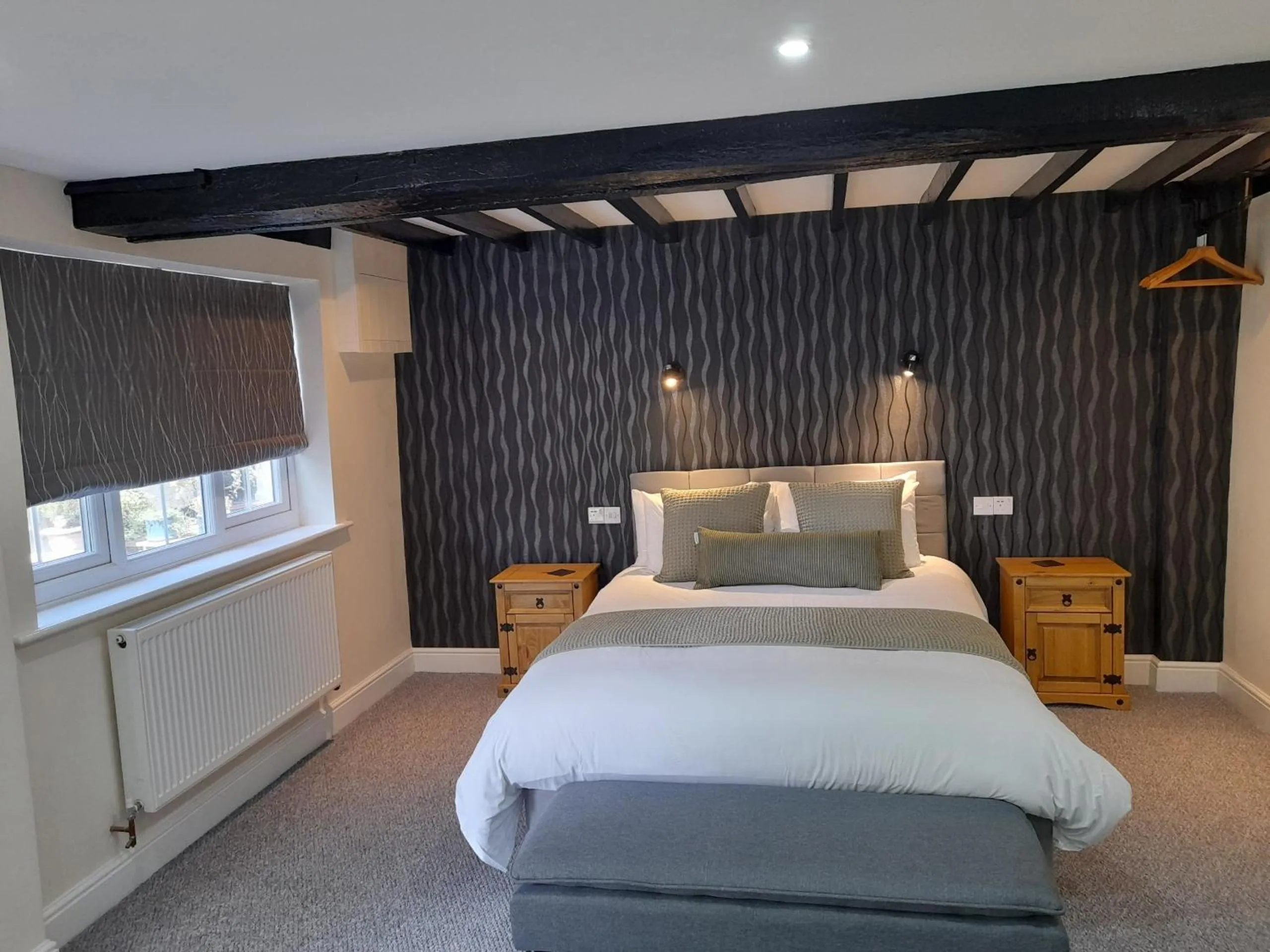 Bedroom, Bed in The George & Dragon Hotel