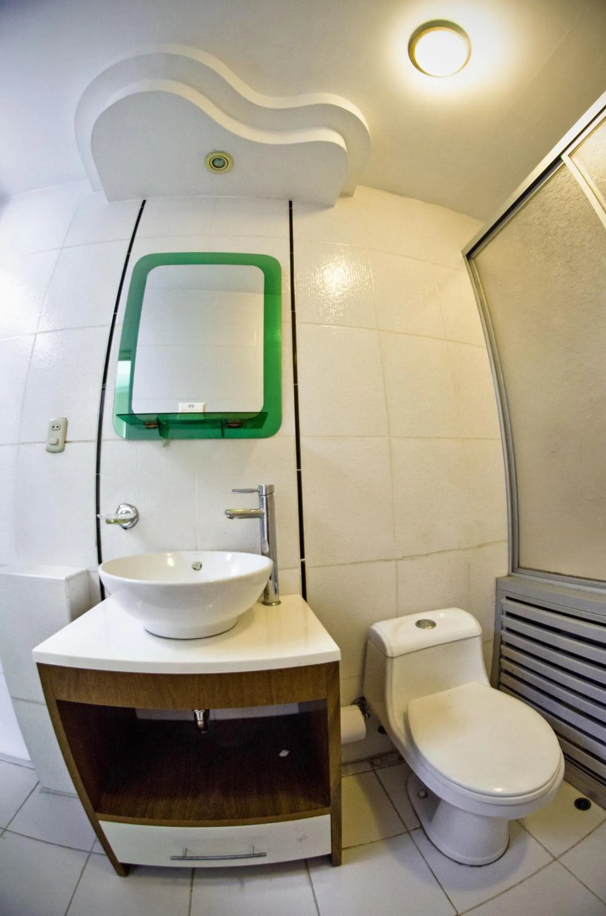 Shower in Gran Bolivar Hotel - Trujillo, Perú