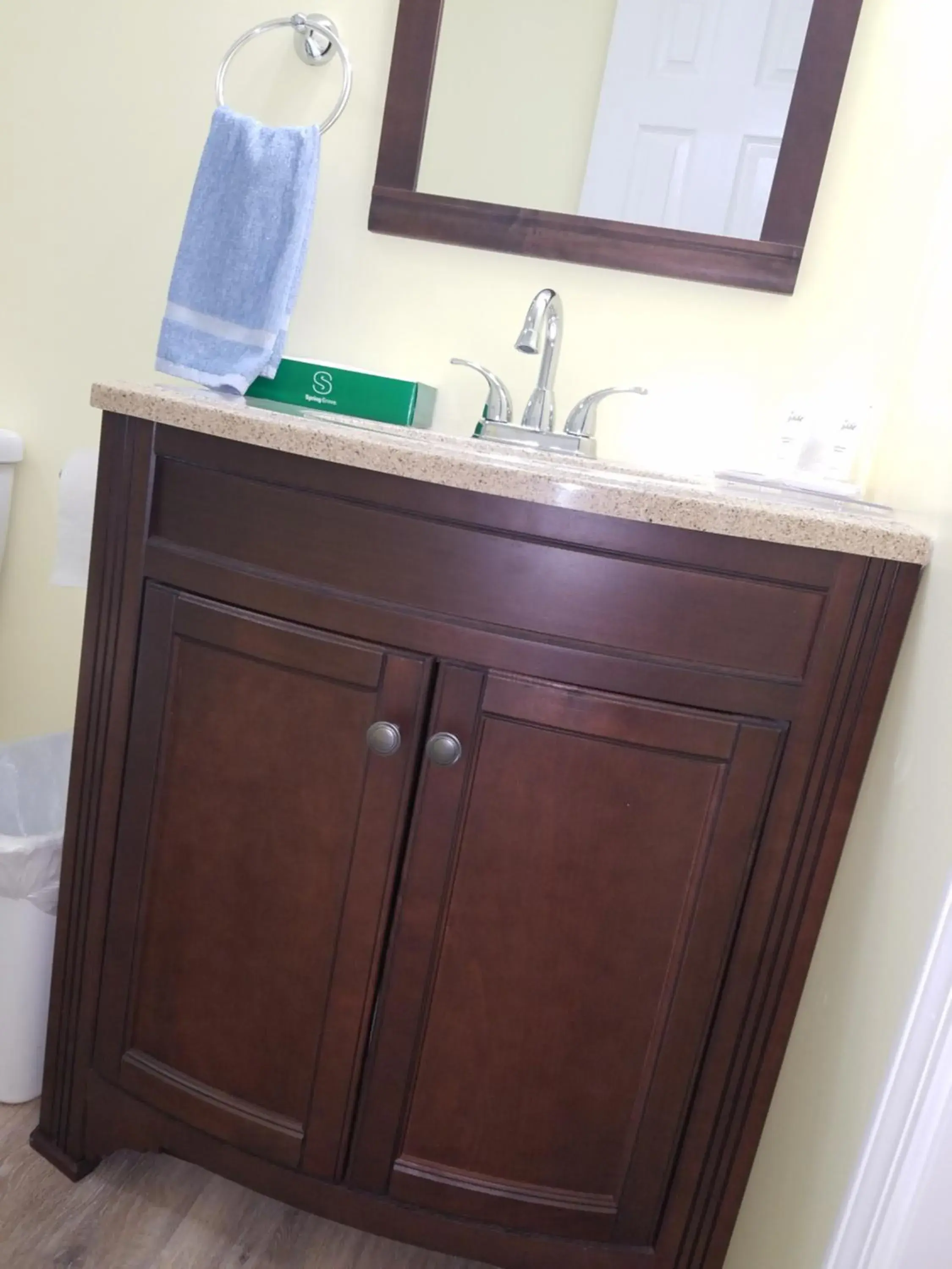 Deluxe Two-Bedroom Family Room in A Holiday Motel - Maggie Valley Deluxe Two-Bedroom Family Room in A Holiday Motel - Maggie Valley