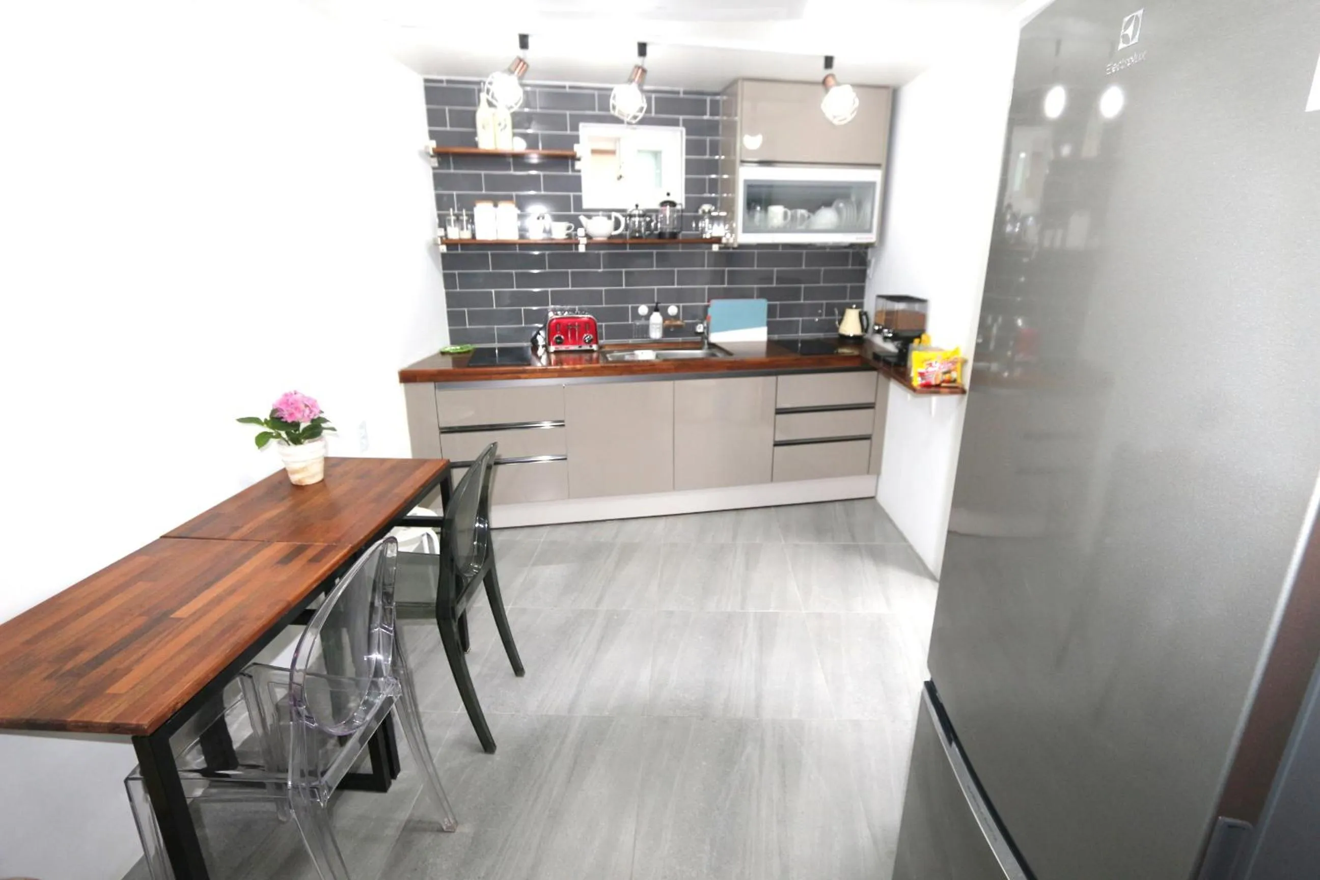 Communal kitchen in HAH Guesthouse