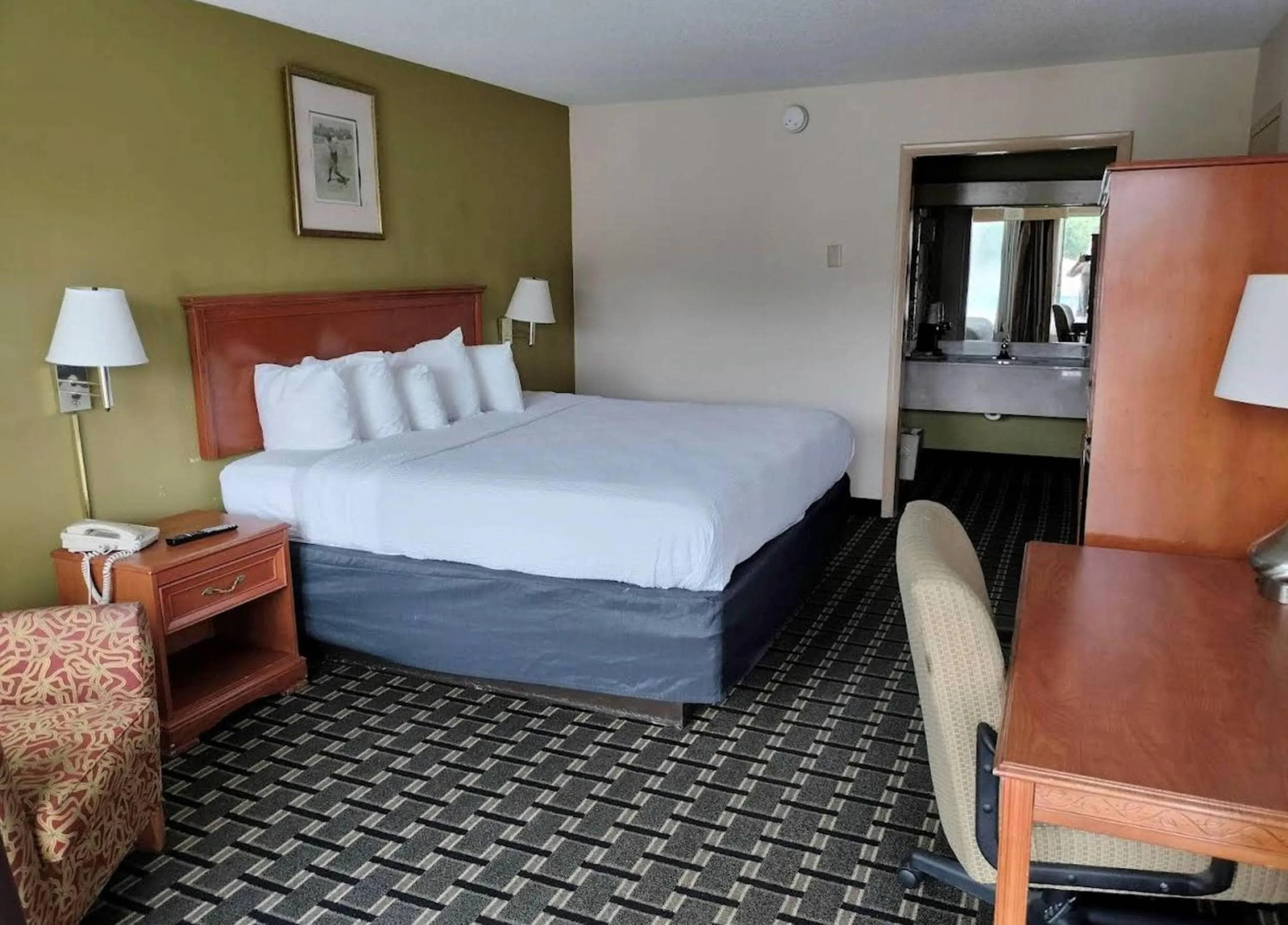 Bedroom, Bed in Clarion Inn Southern Pines - Pinehurst