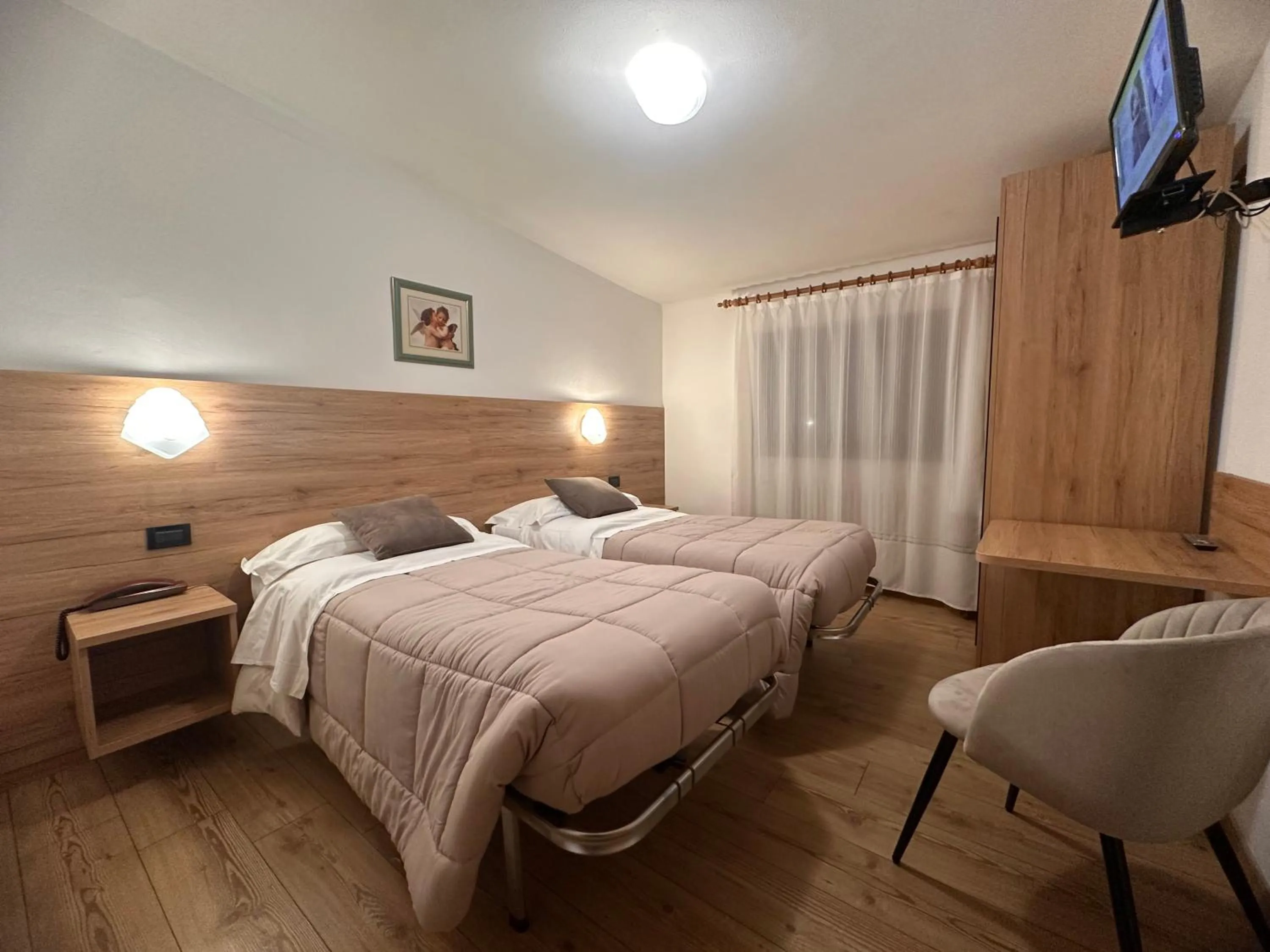 Shower, Bed in Hotel Zeni