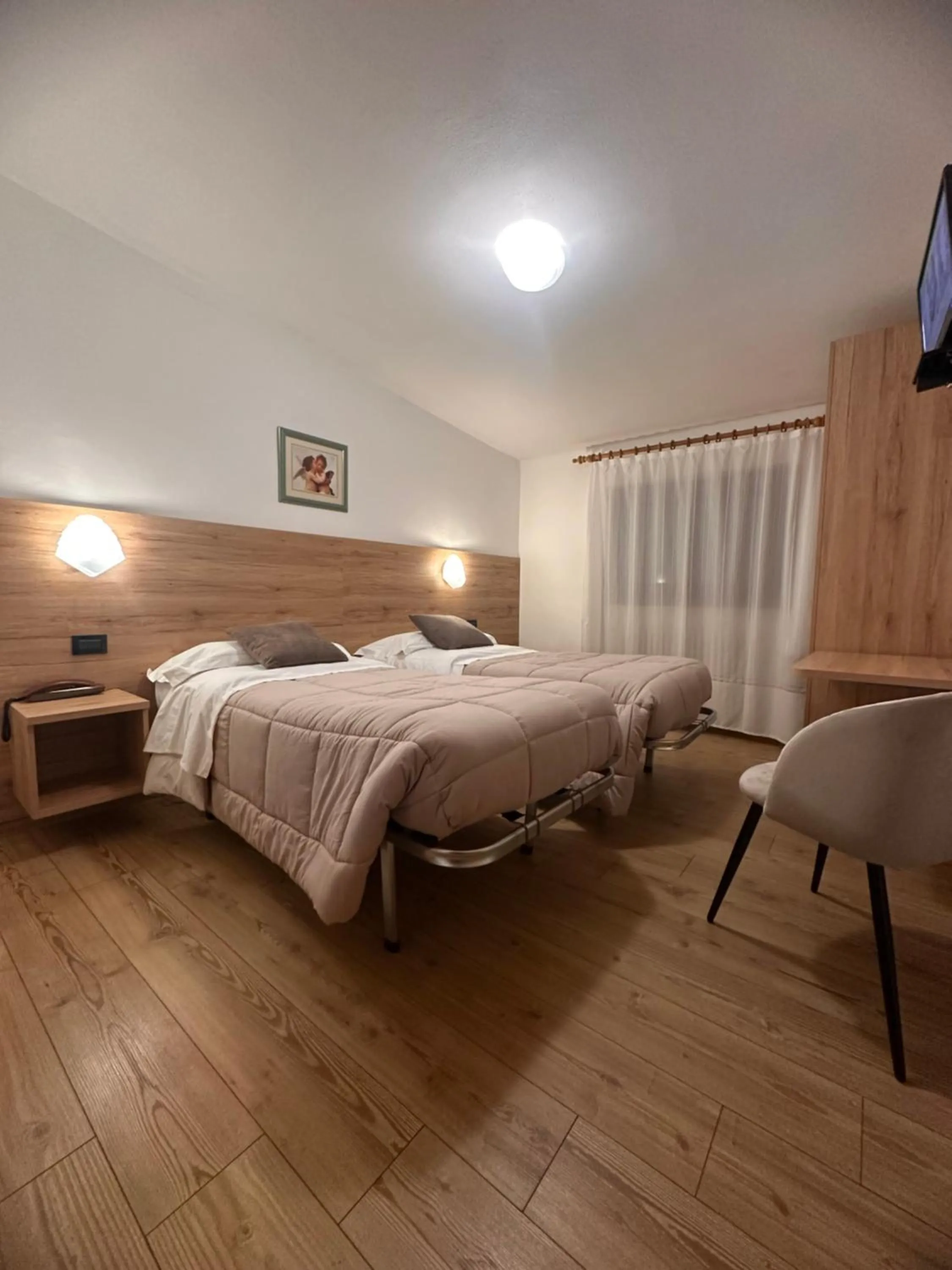 Shower, Bed in Hotel Zeni